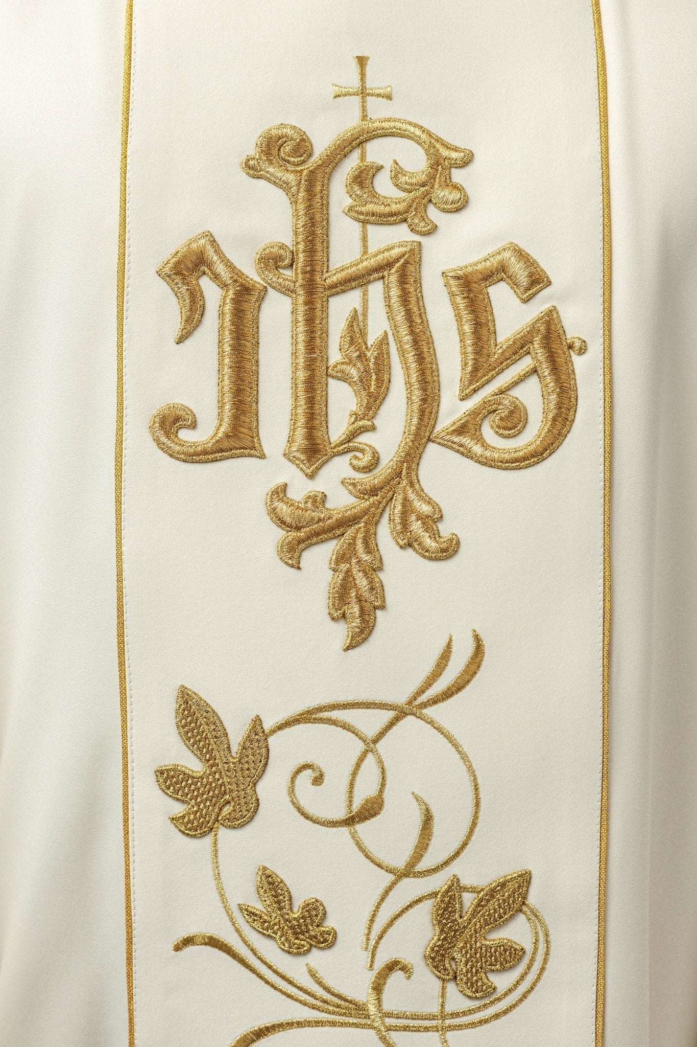 Casula litúrgica creme com faixa bordada, motivo floral e IHS