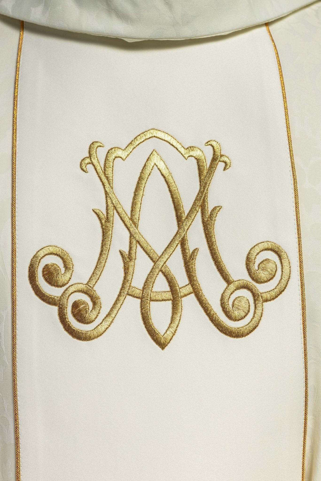 Casula litúrgica mariana com lírios bordados