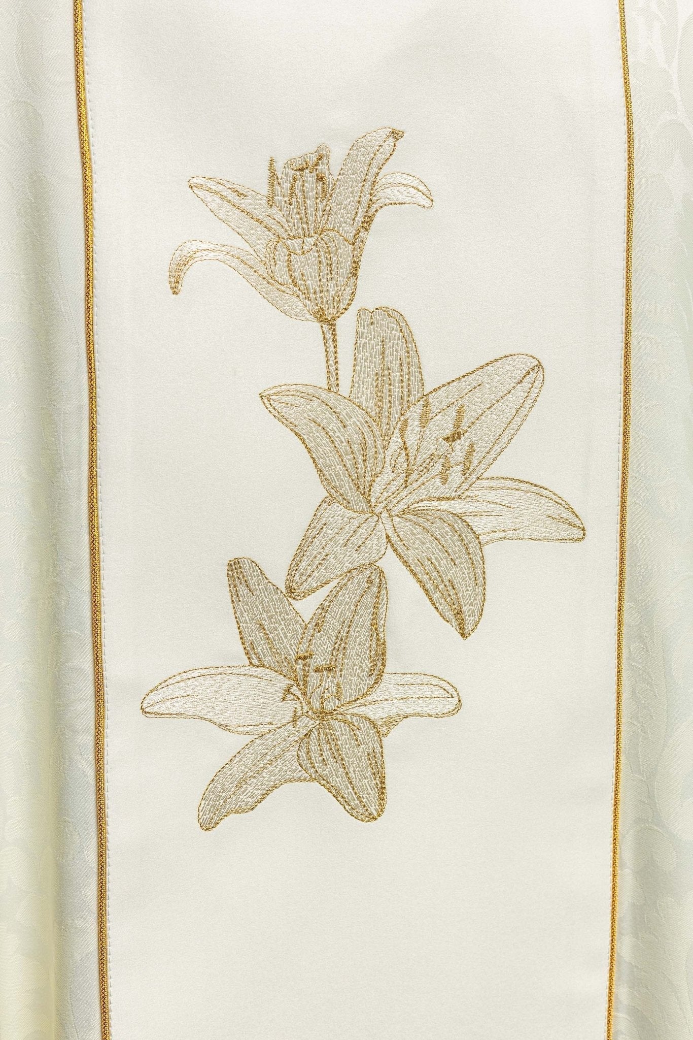 Casula litúrgica mariana com lírios bordados