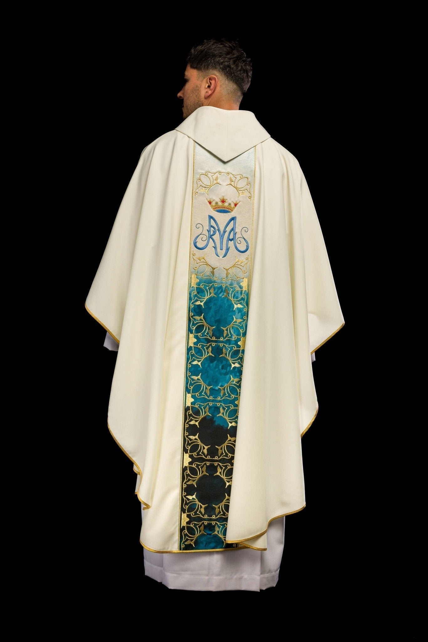 Casula litúrgica mariana com faixa bordada e sublimada, cor creme