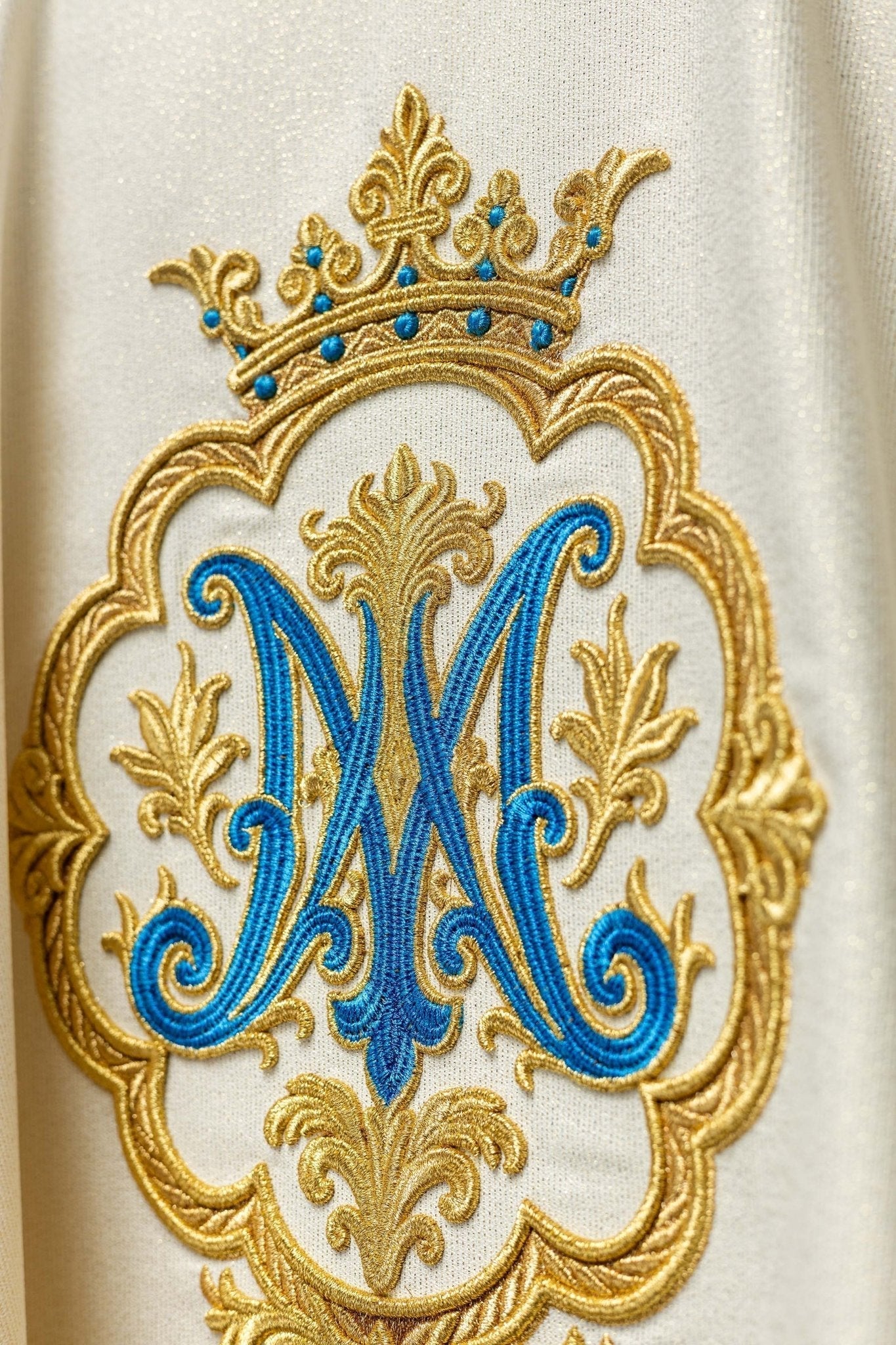 Casula mariana com brasão e coroa bordados