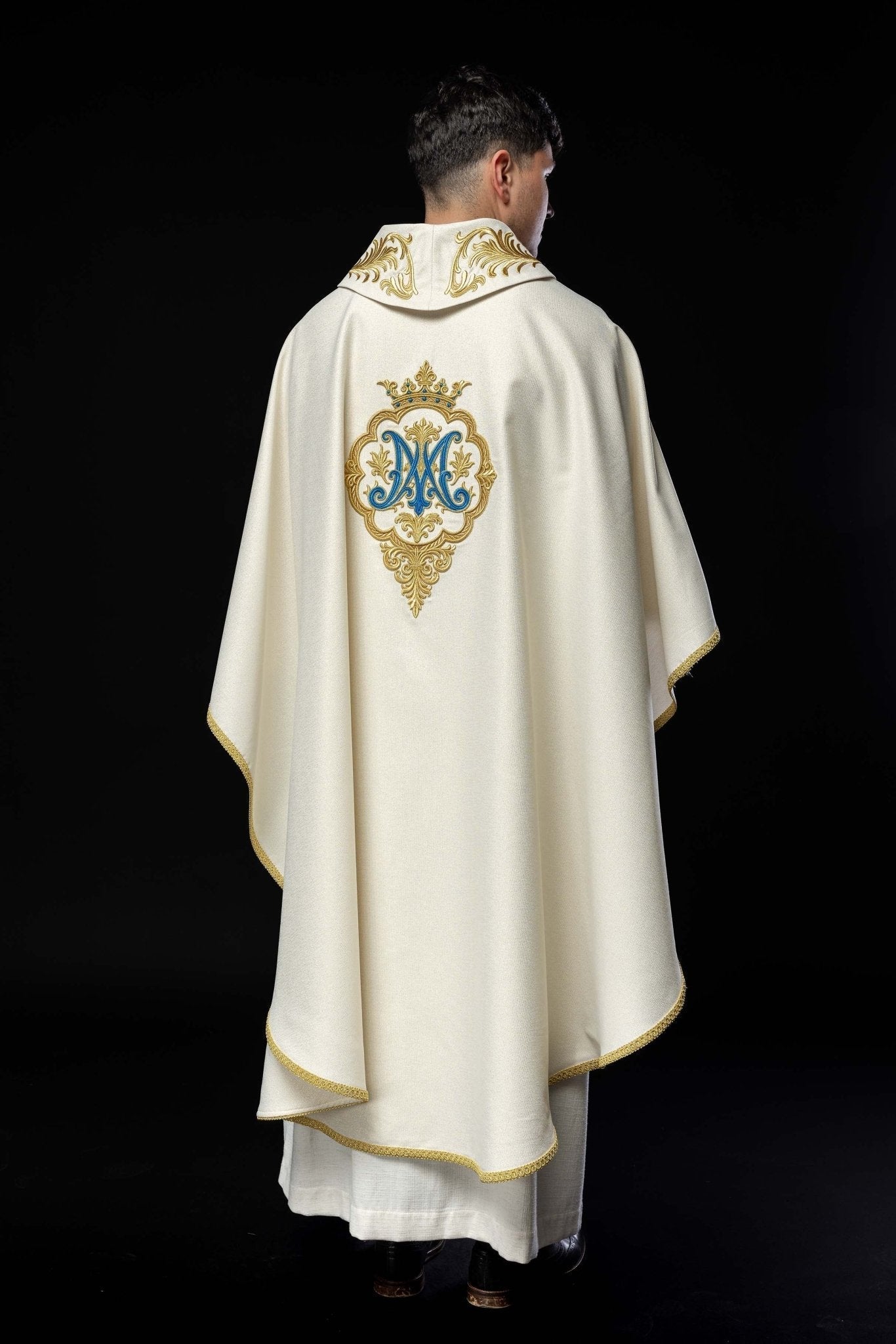 Casula mariana com brasão e coroa bordados