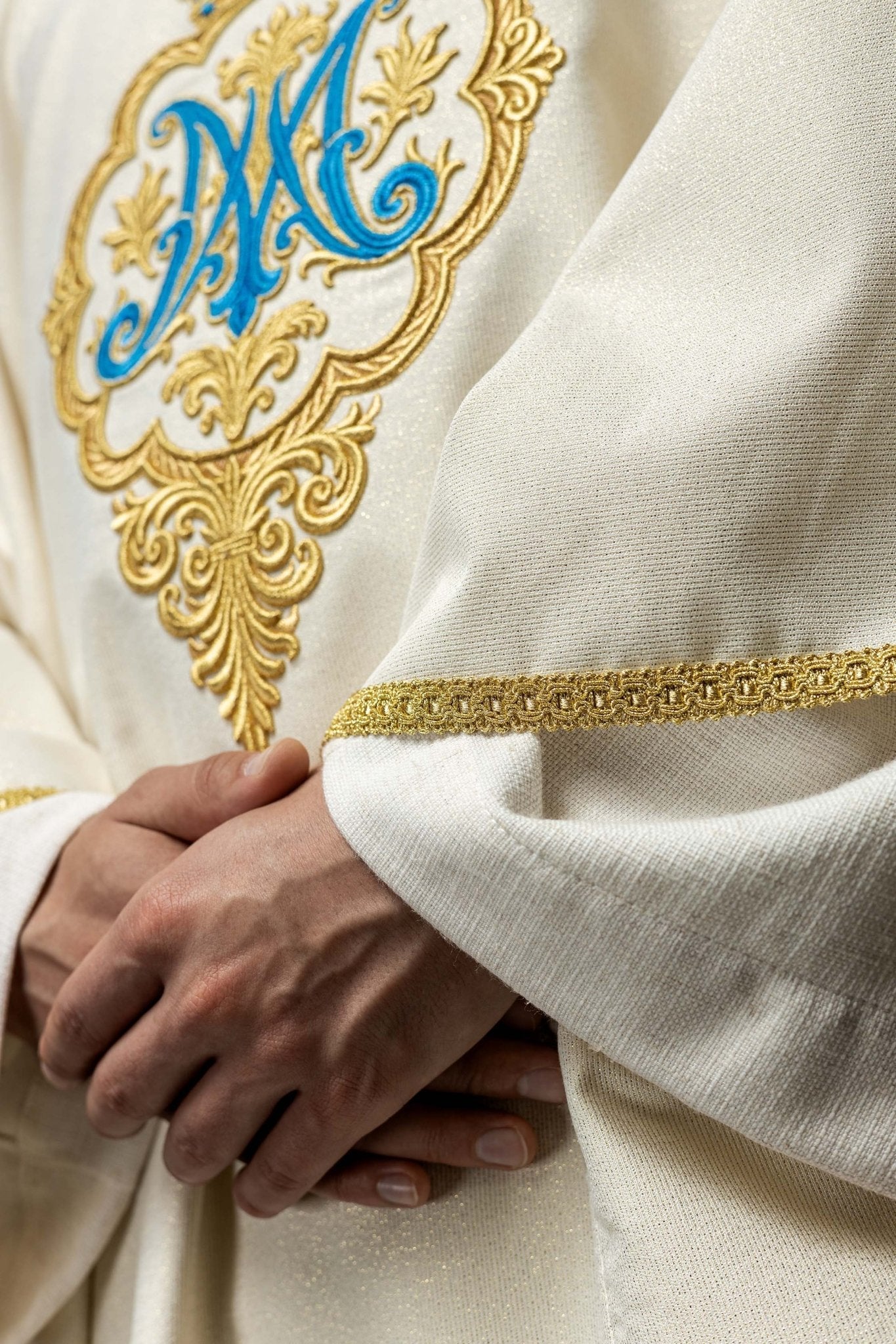 Casula mariana com brasão e coroa bordados