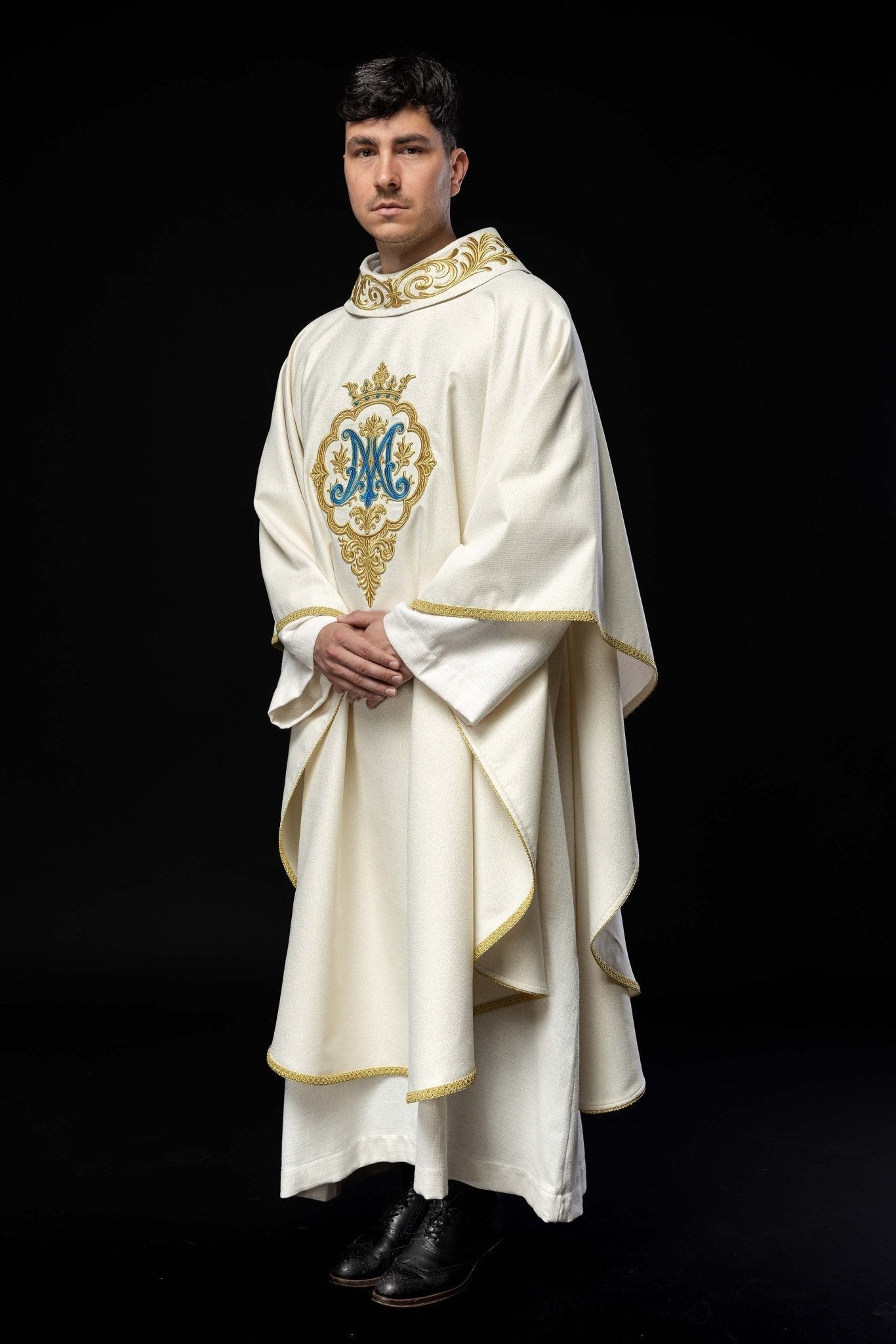 Casula mariana com brasão e coroa bordados