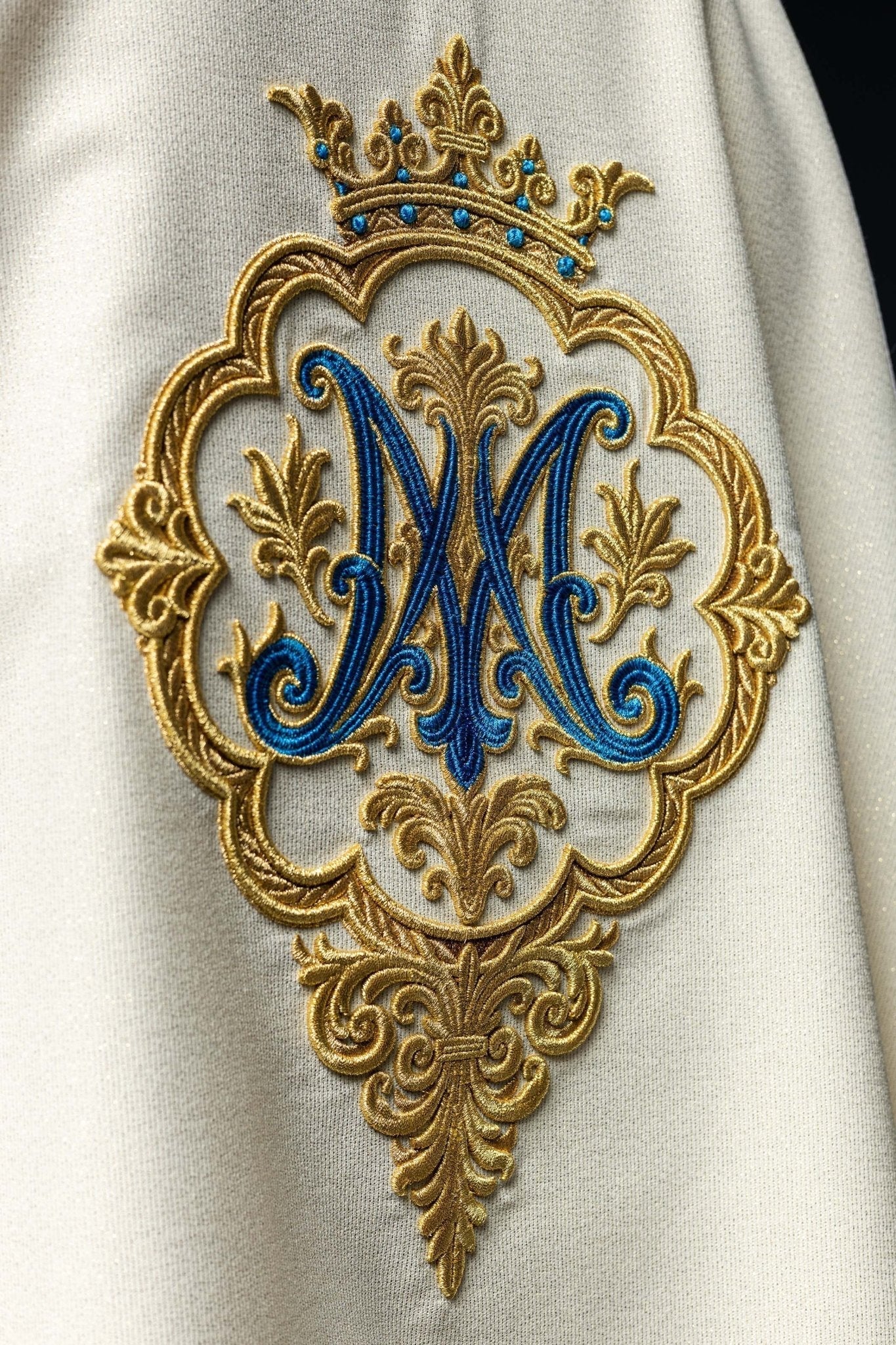Casula mariana com brasão e coroa bordados