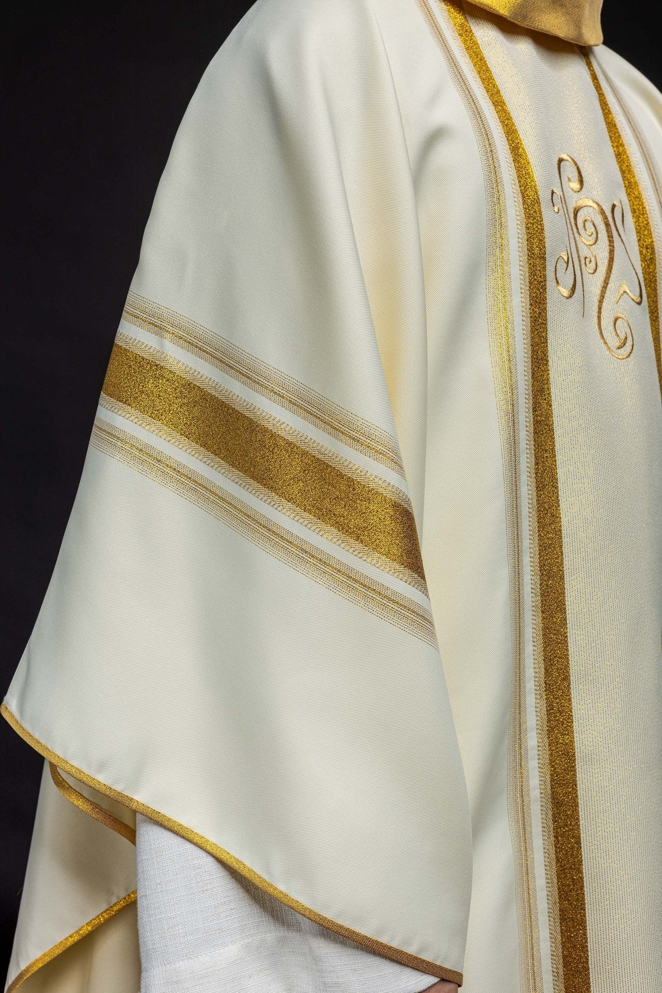 Casula com bordado IHS e detalhes dourados