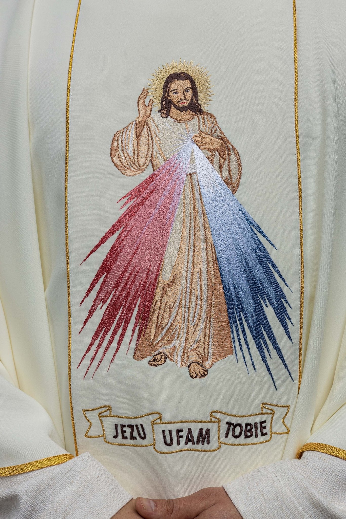 Casula bordada Jesus Misericordioso e IHS creme