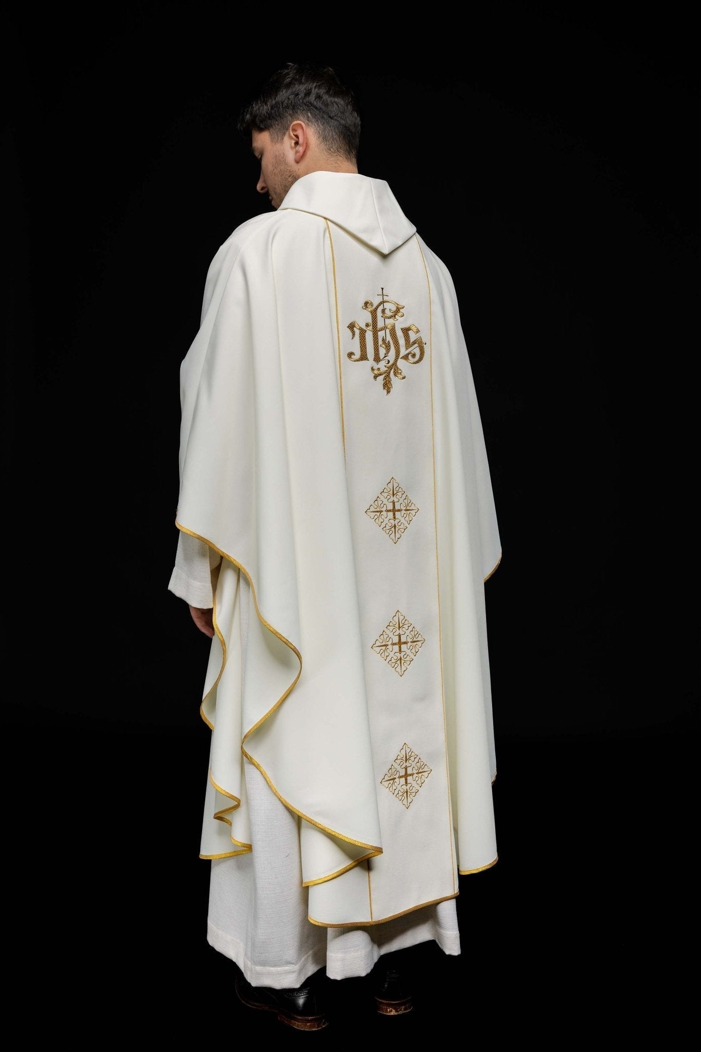 Casula bordada Jesus Misericordioso e IHS creme