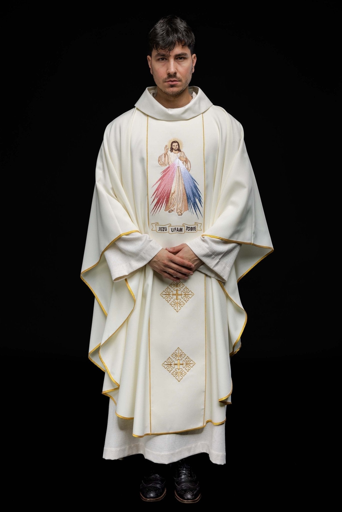 Casula bordada Jesus Misericordioso e IHS creme