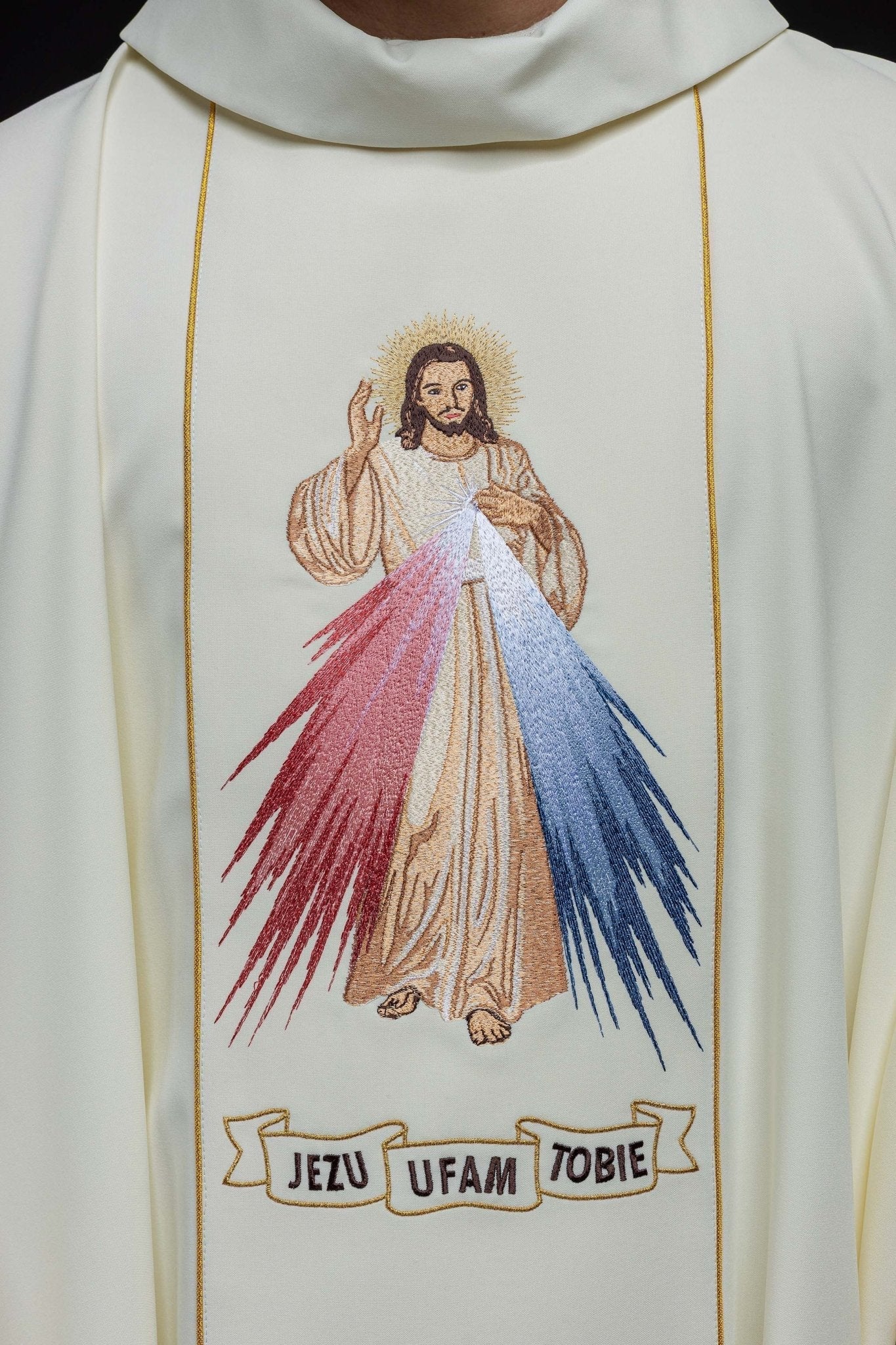 Casula bordada Jesus Misericordioso e IHS creme