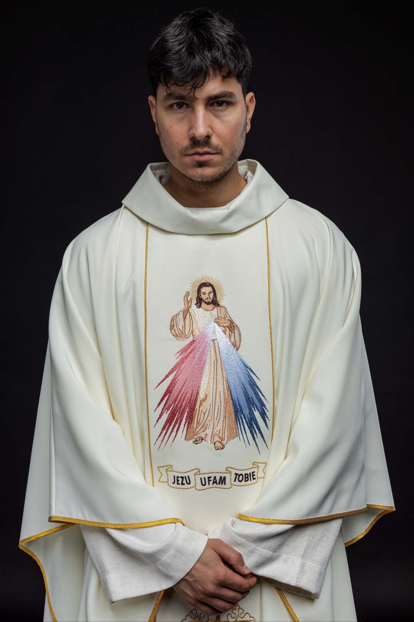 Casula bordada Jesus Misericordioso e IHS creme