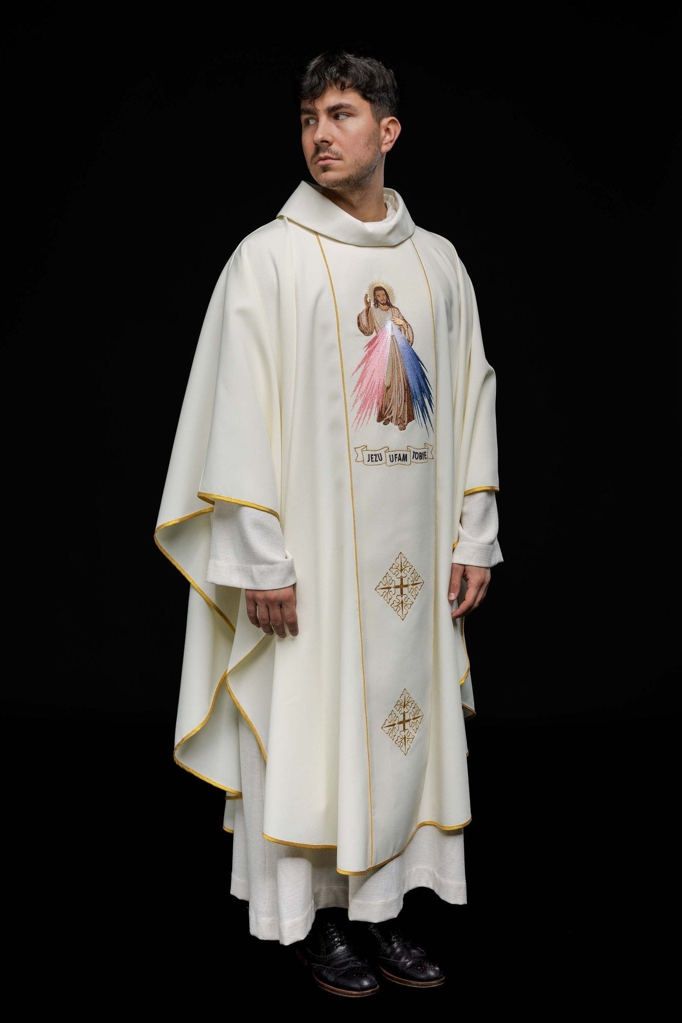 Casula bordada Jesus Misericordioso e IHS creme