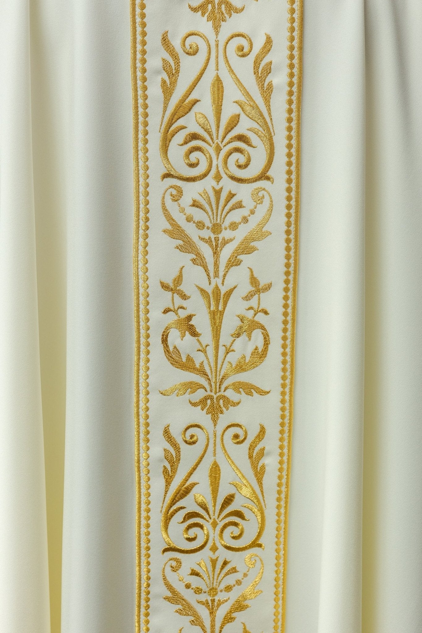 Casula litúrgica com faixa bordada creme