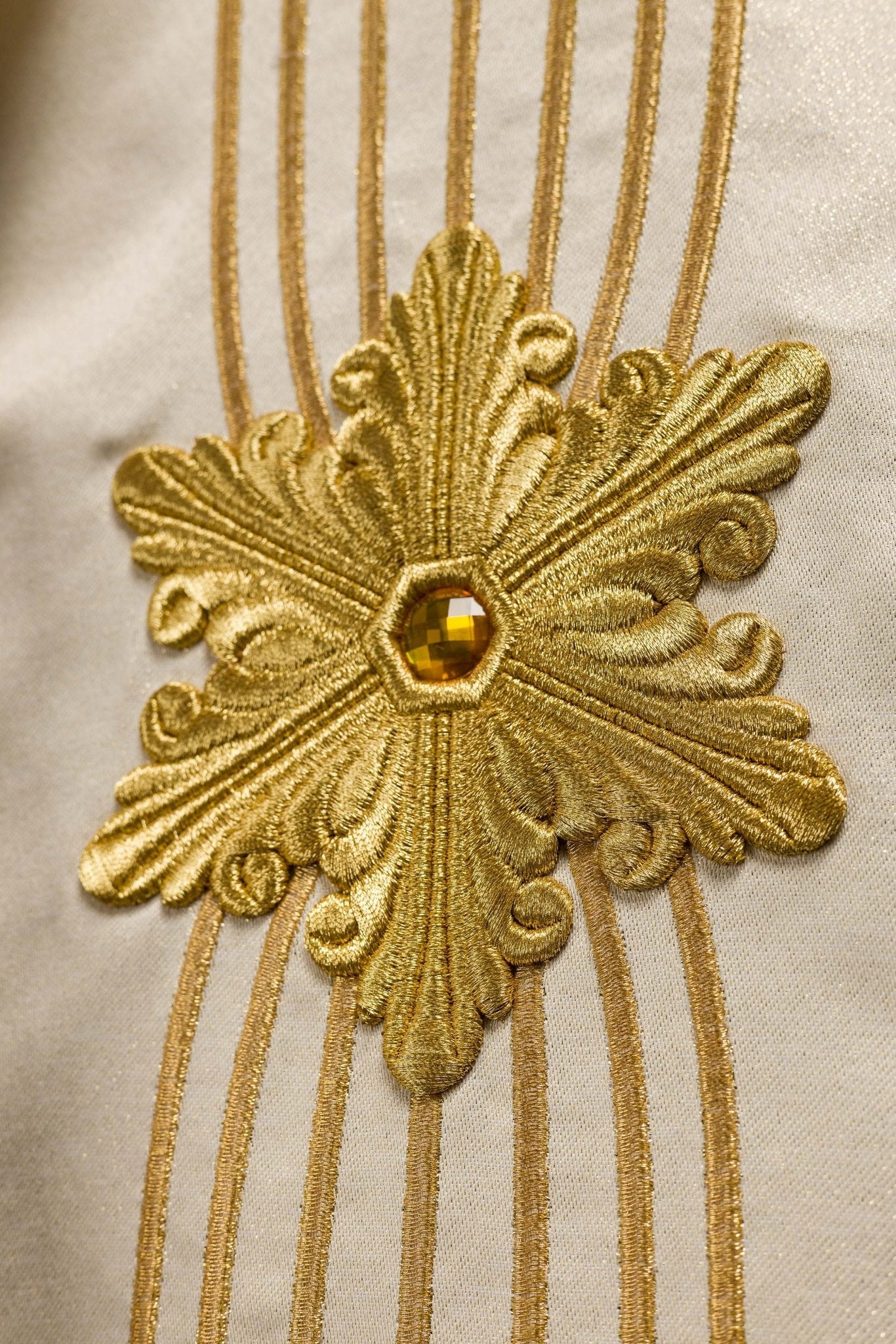 Casula litúrgica mariana brilhante com pedras LE/7025 creme
