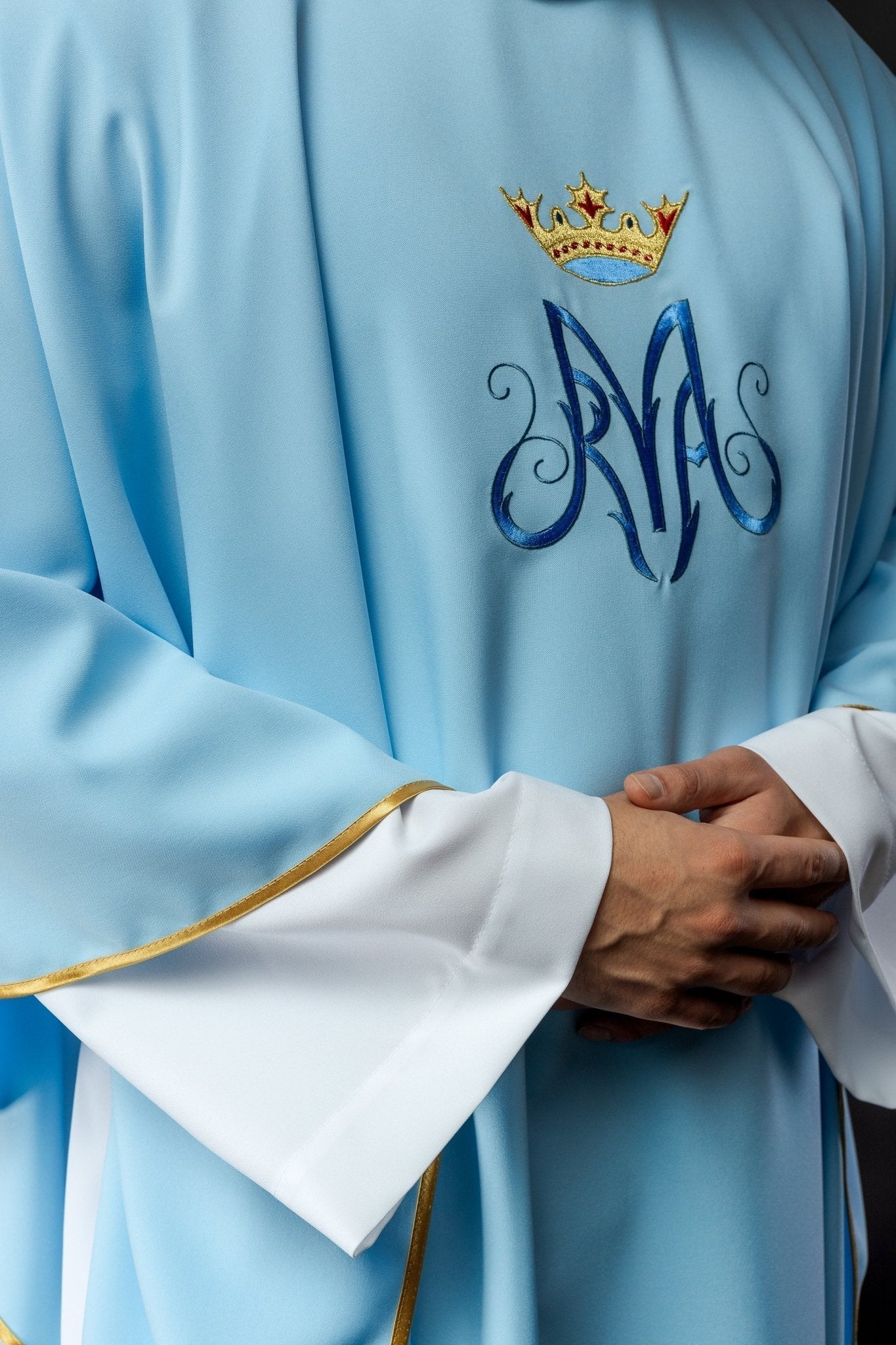 Casula mariana azul com bordado dourado