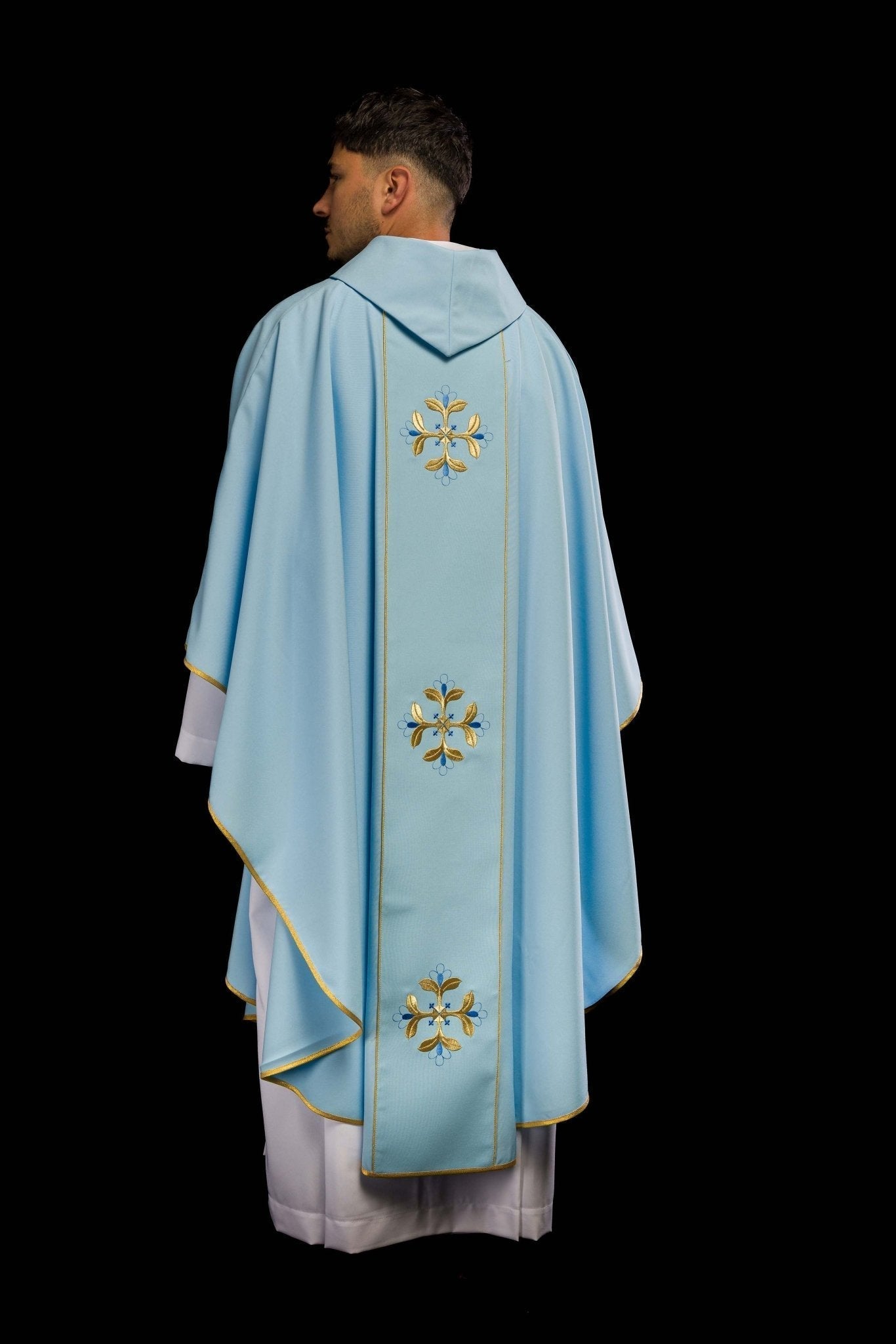 Casula litúrgica azul mariana com faixa