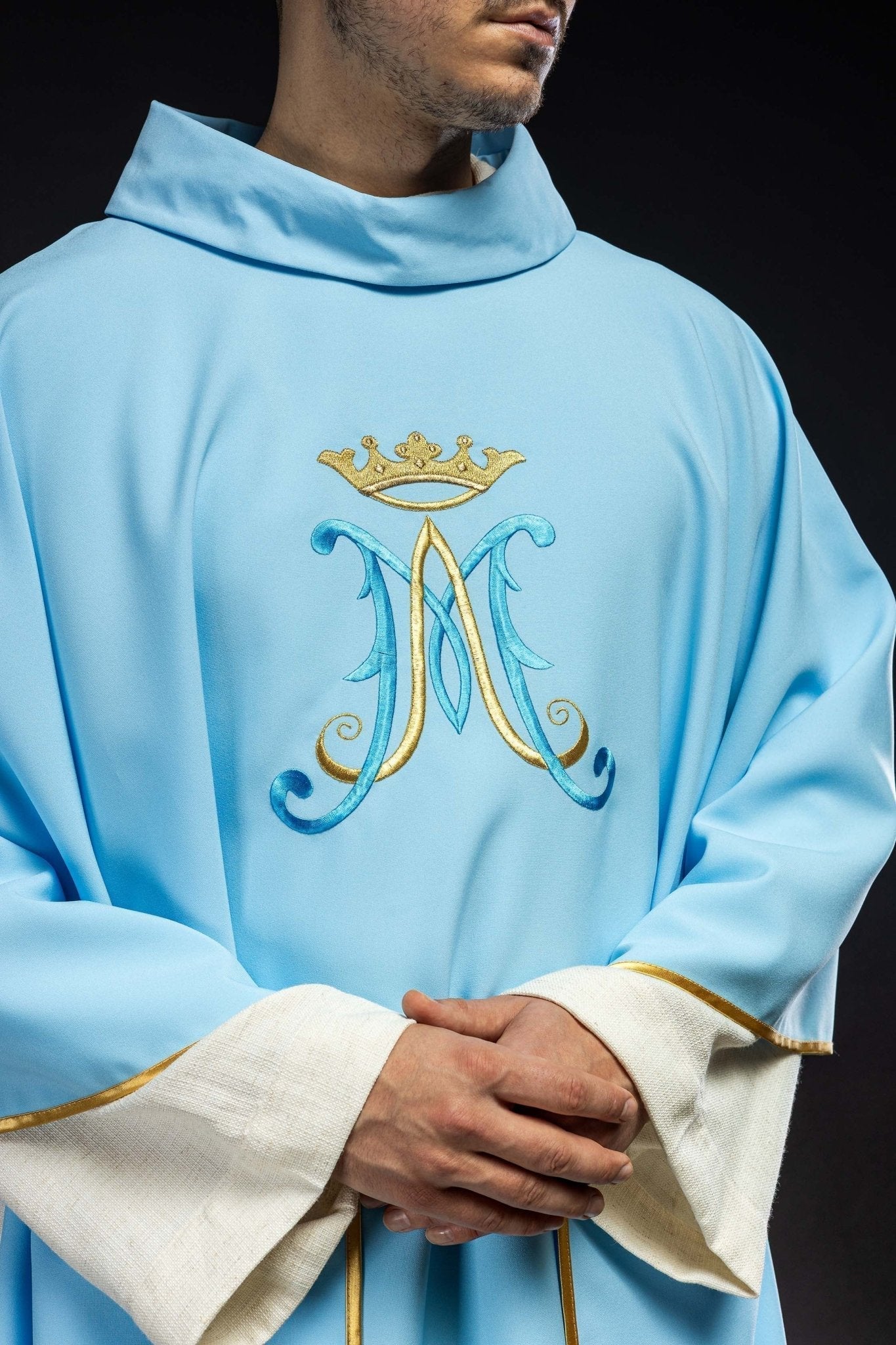 Casula azul com bordado mariano