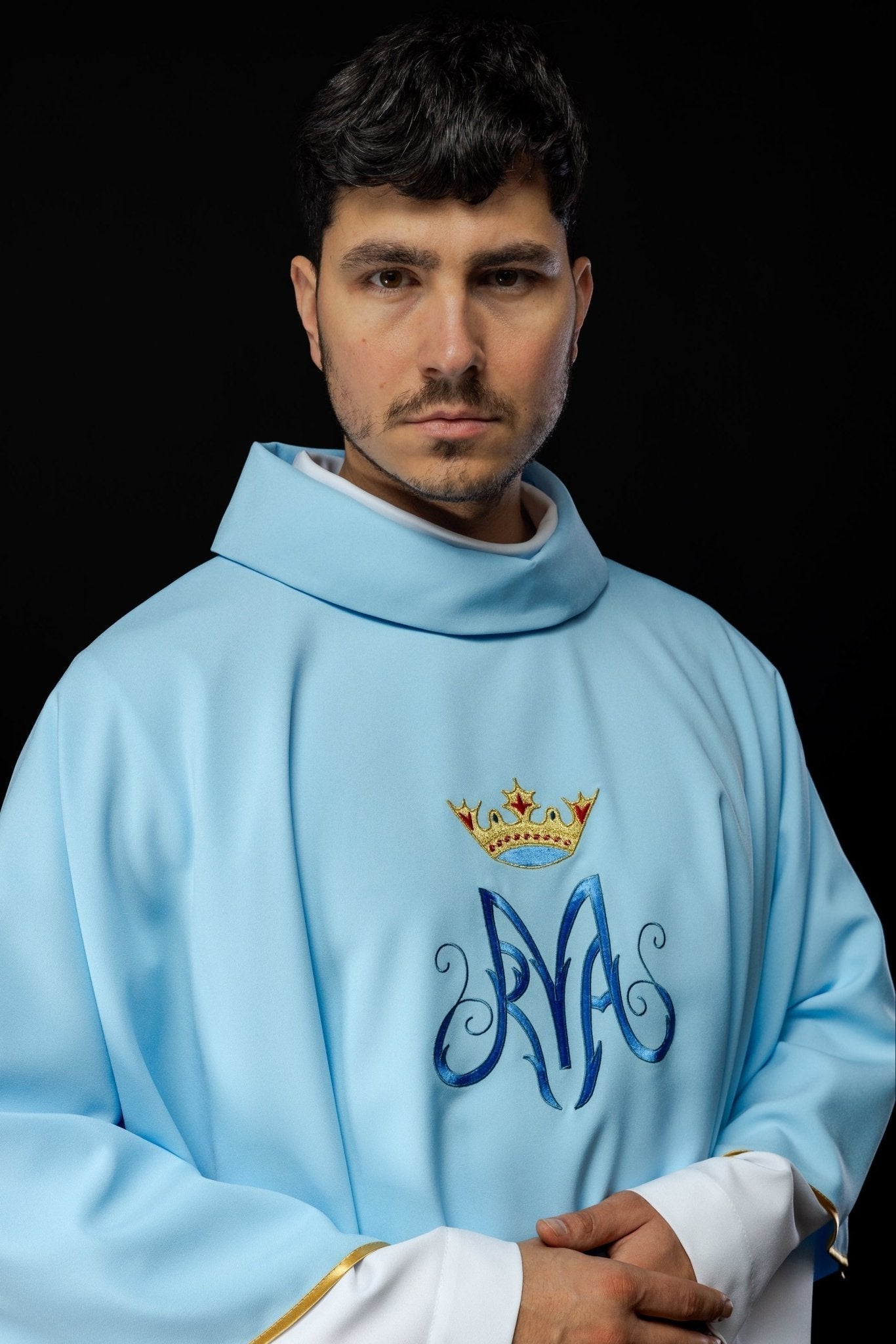 Casula mariana azul com bordado dourado