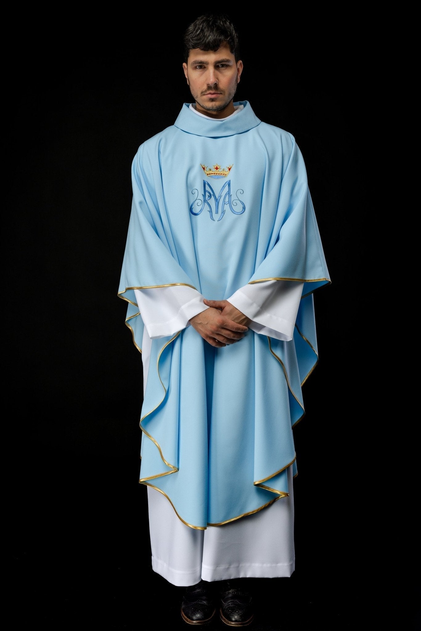 Casula mariana azul com bordado dourado