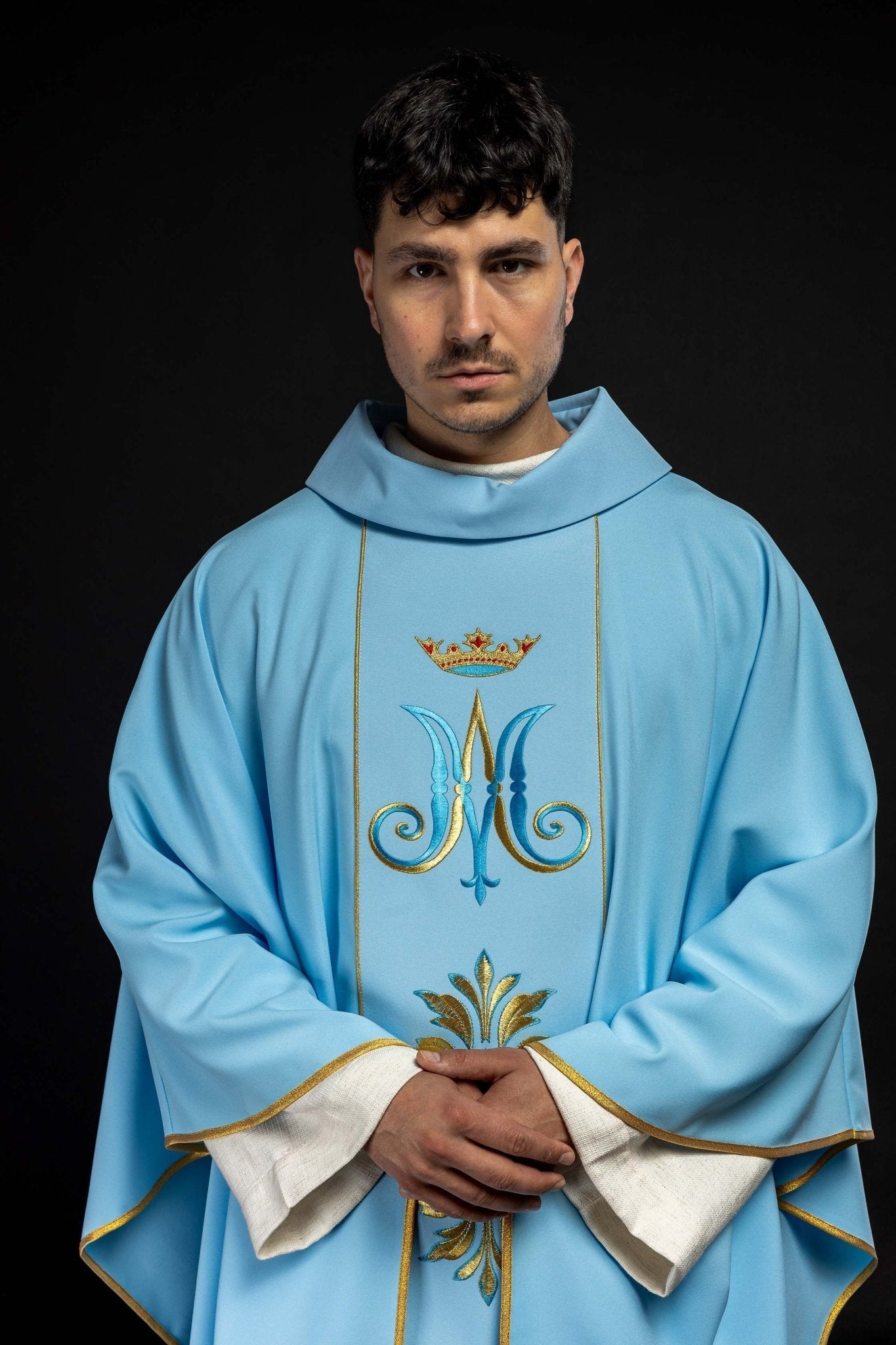 Casula bordada com motivo mariano azul