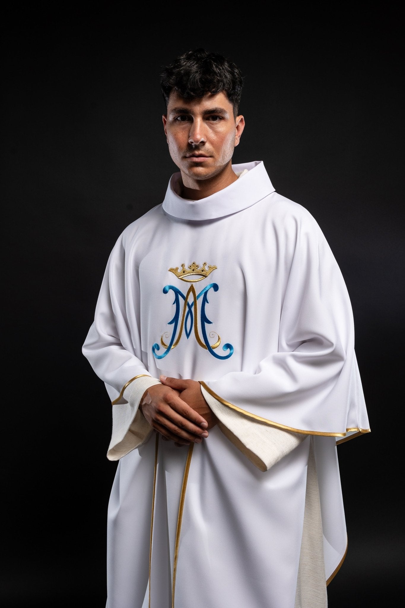 Casula branca bordada com motivo mariano