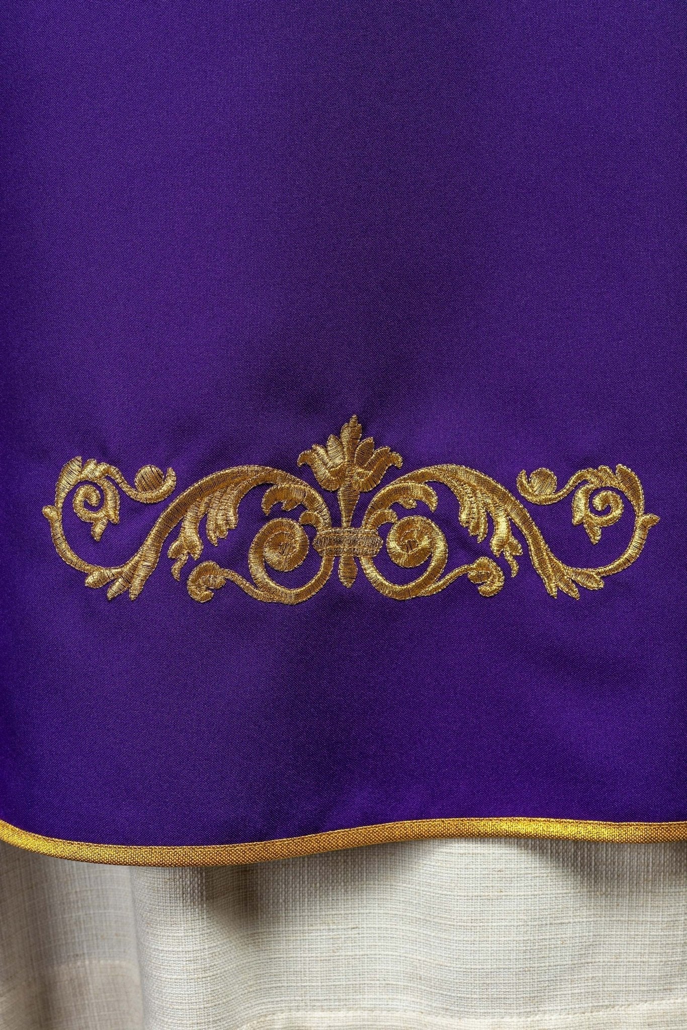 Casula roxa com bordado dourado IHS e acabamento decorativo