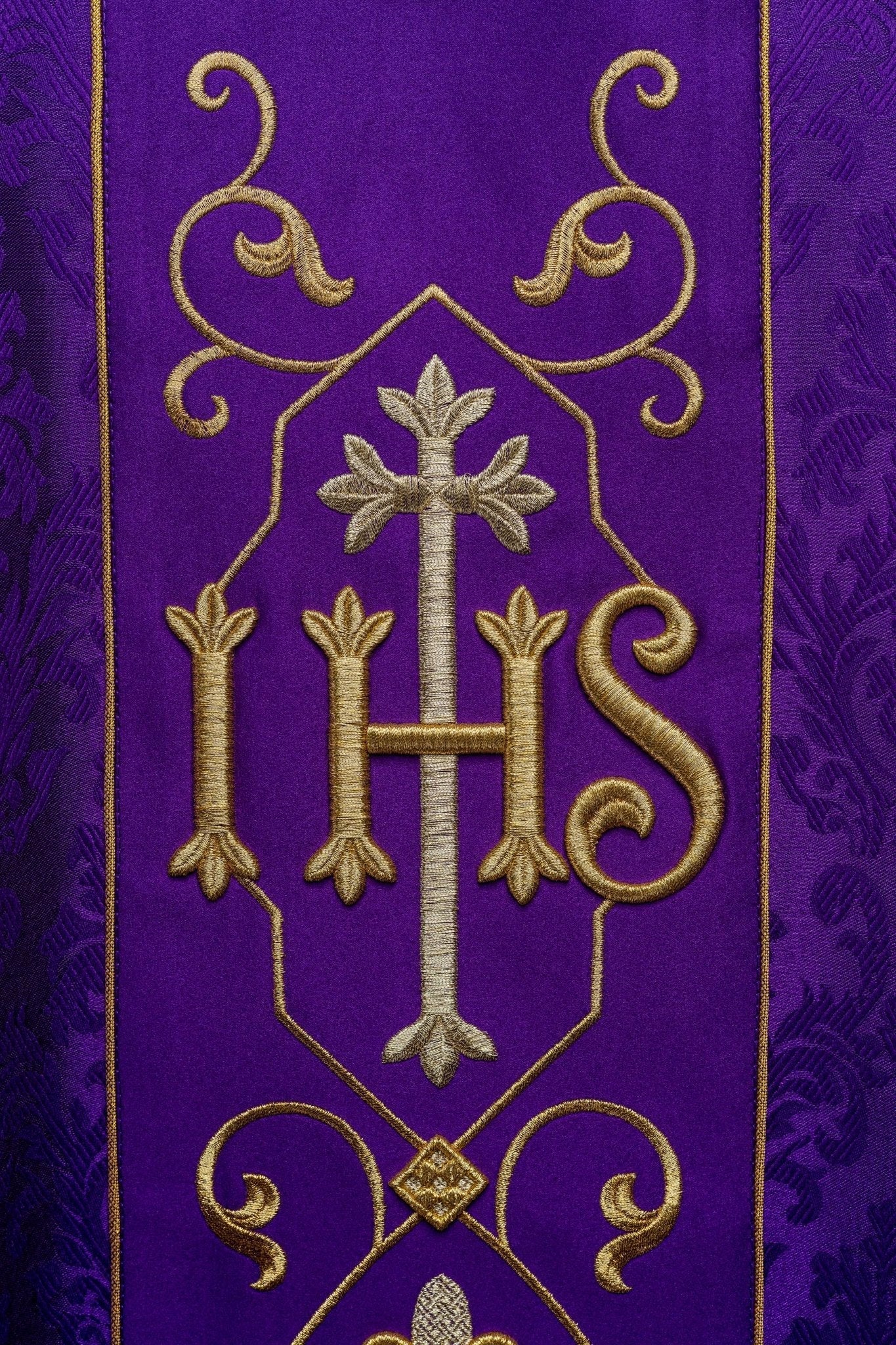 Casula bordada IHS roxa com tecido decorativo