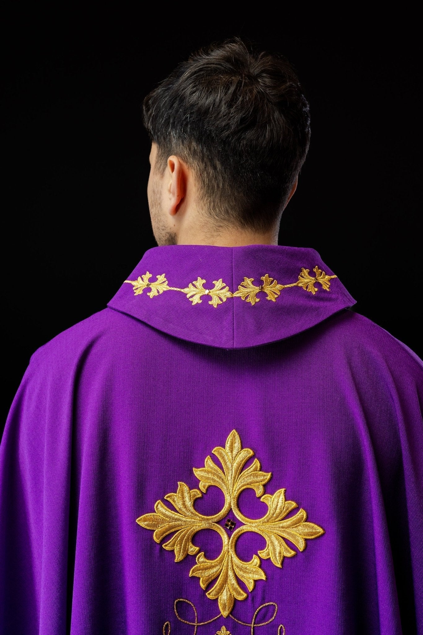 Casula roxa ricamente bordada com cordão e pedras