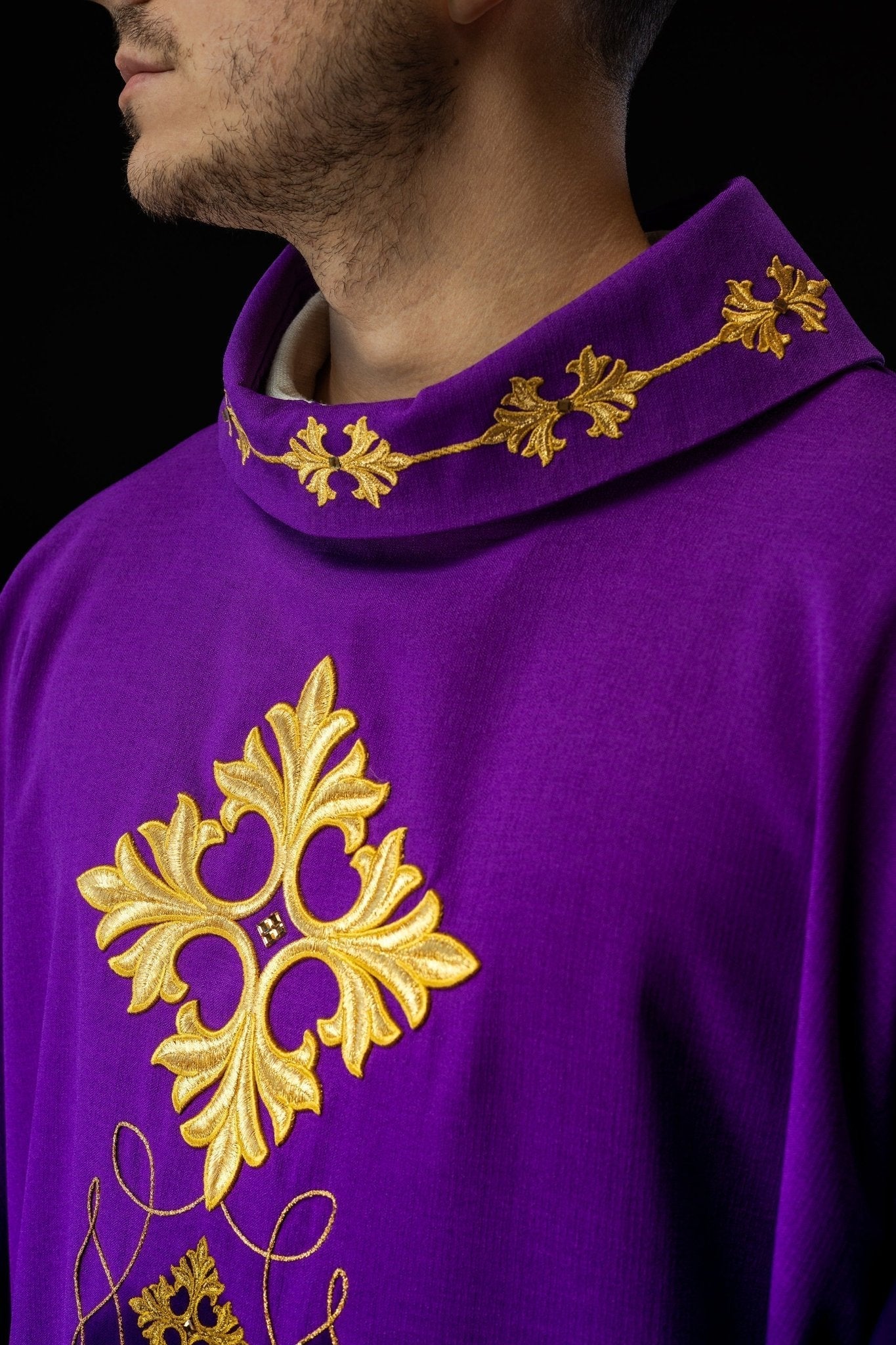 Casula roxa ricamente bordada com cordão e pedras