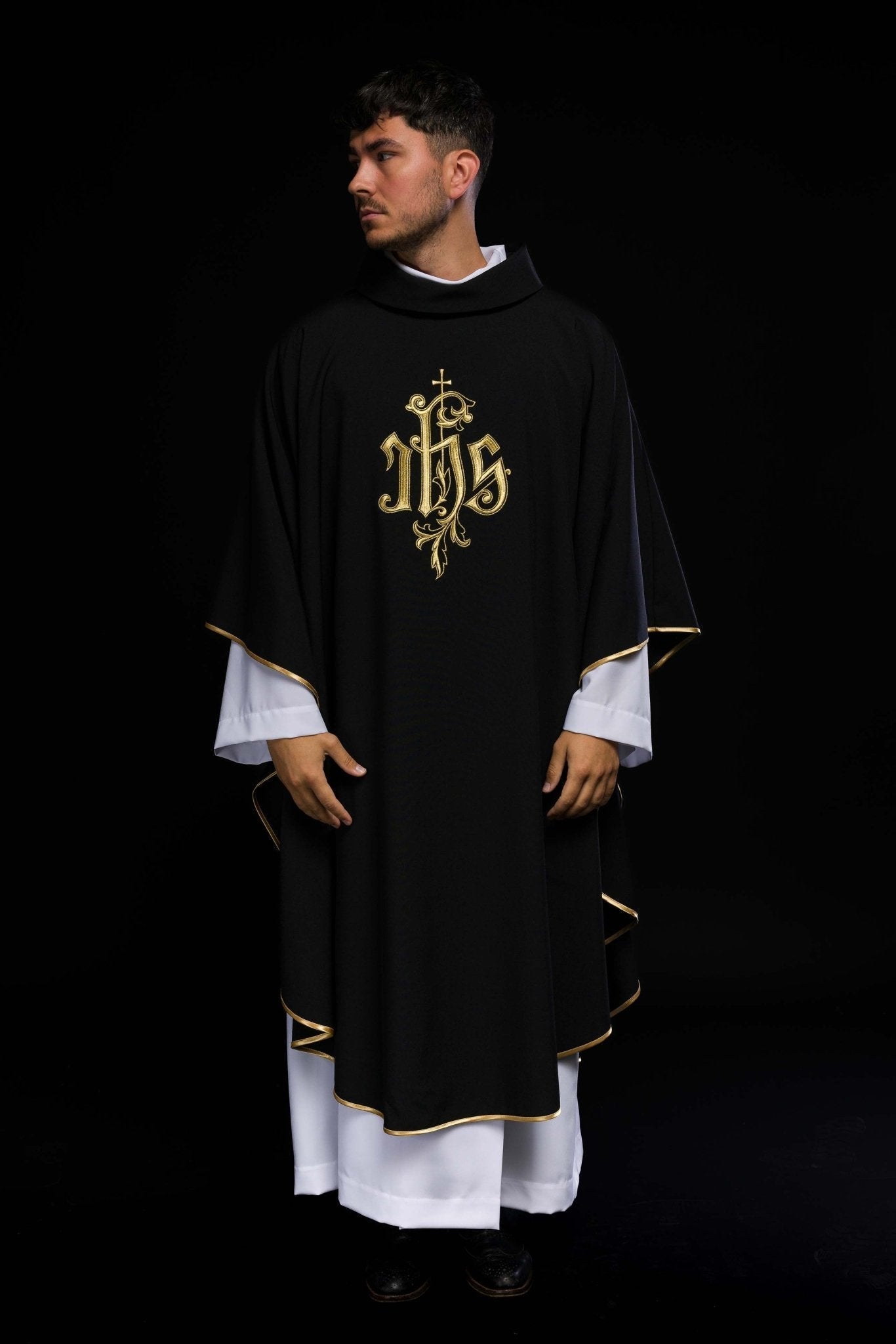 Casula preta bordada IHS