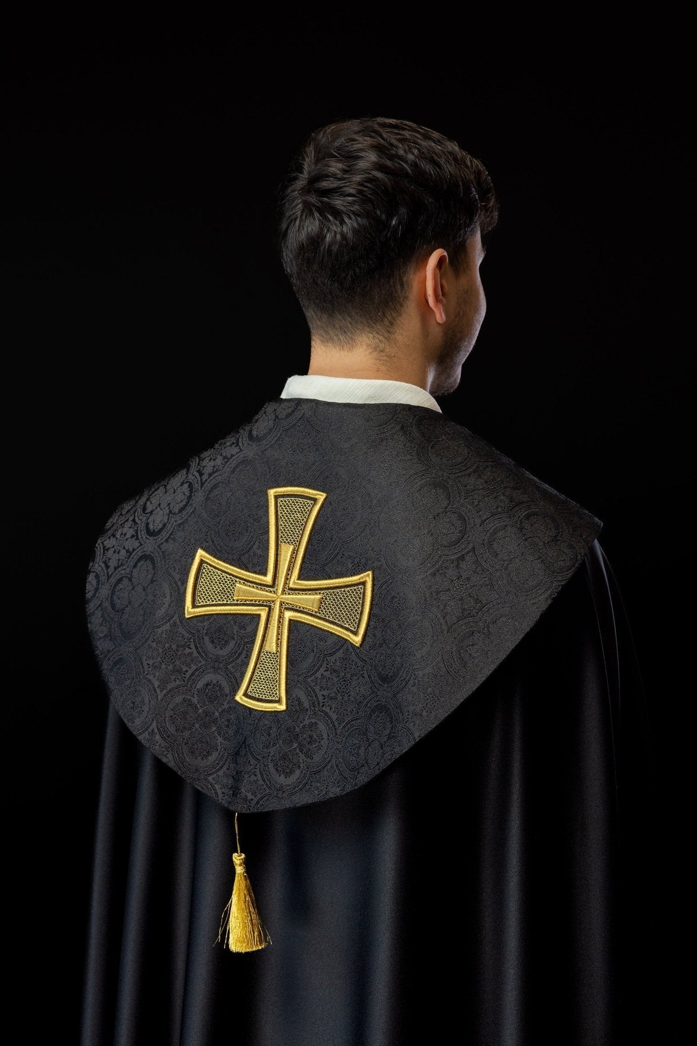Capa de asperges litúrgica preta com bordado dourado de cruz em jacquard