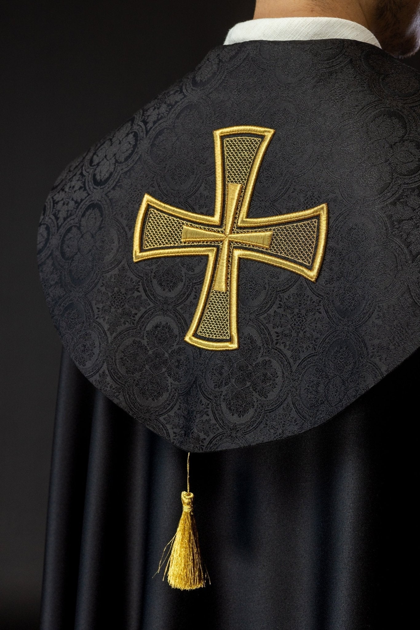 Capa de asperges litúrgica preta com bordado dourado de cruz em jacquard