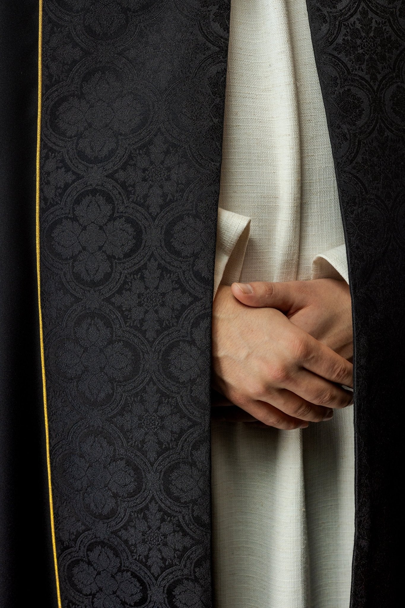 Capa de asperges litúrgica preta com bordado dourado de cruz em jacquard