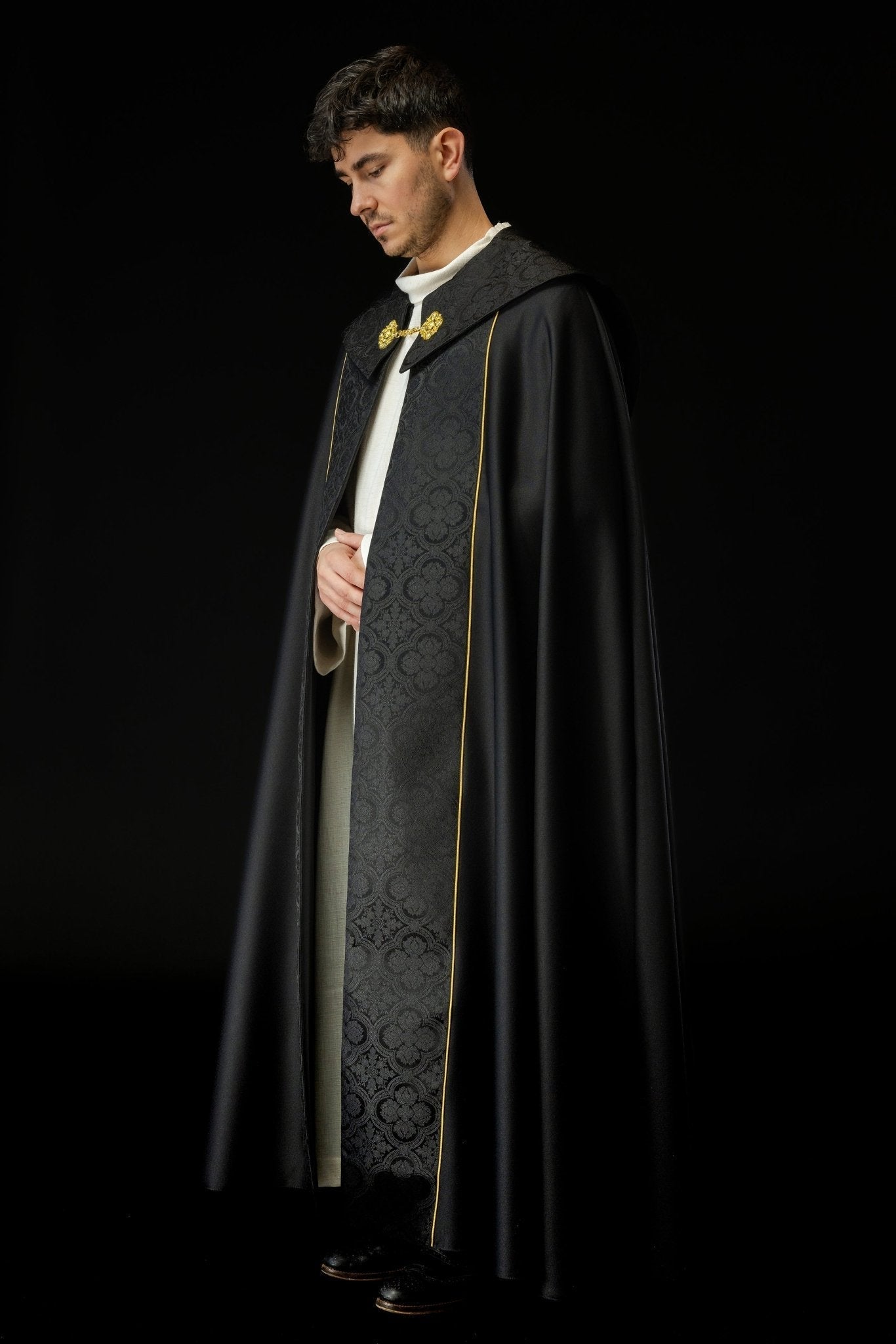 Capa de asperges litúrgica preta com bordado dourado de cruz em jacquard