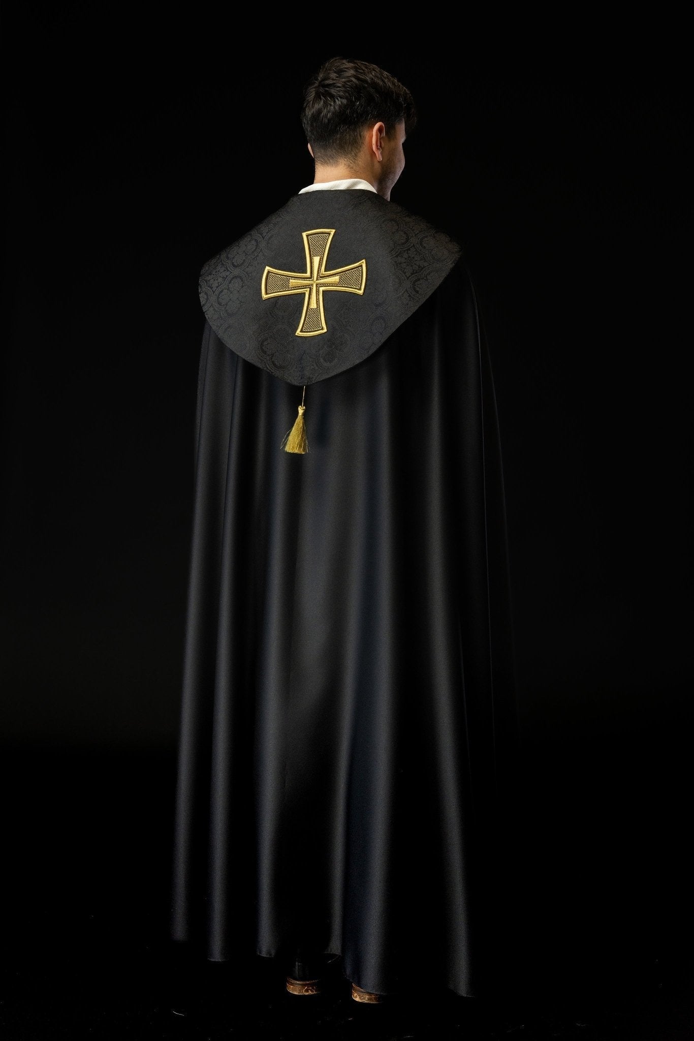Capa de asperges litúrgica preta com bordado dourado de cruz em jacquard