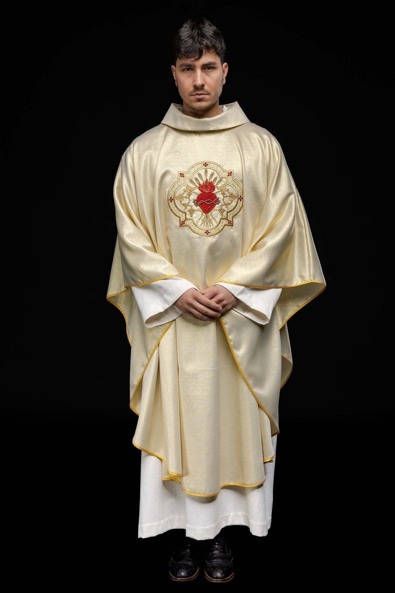 Casula dourada bordada com o motivo do Sagrado Coração de Jesus e Cálice