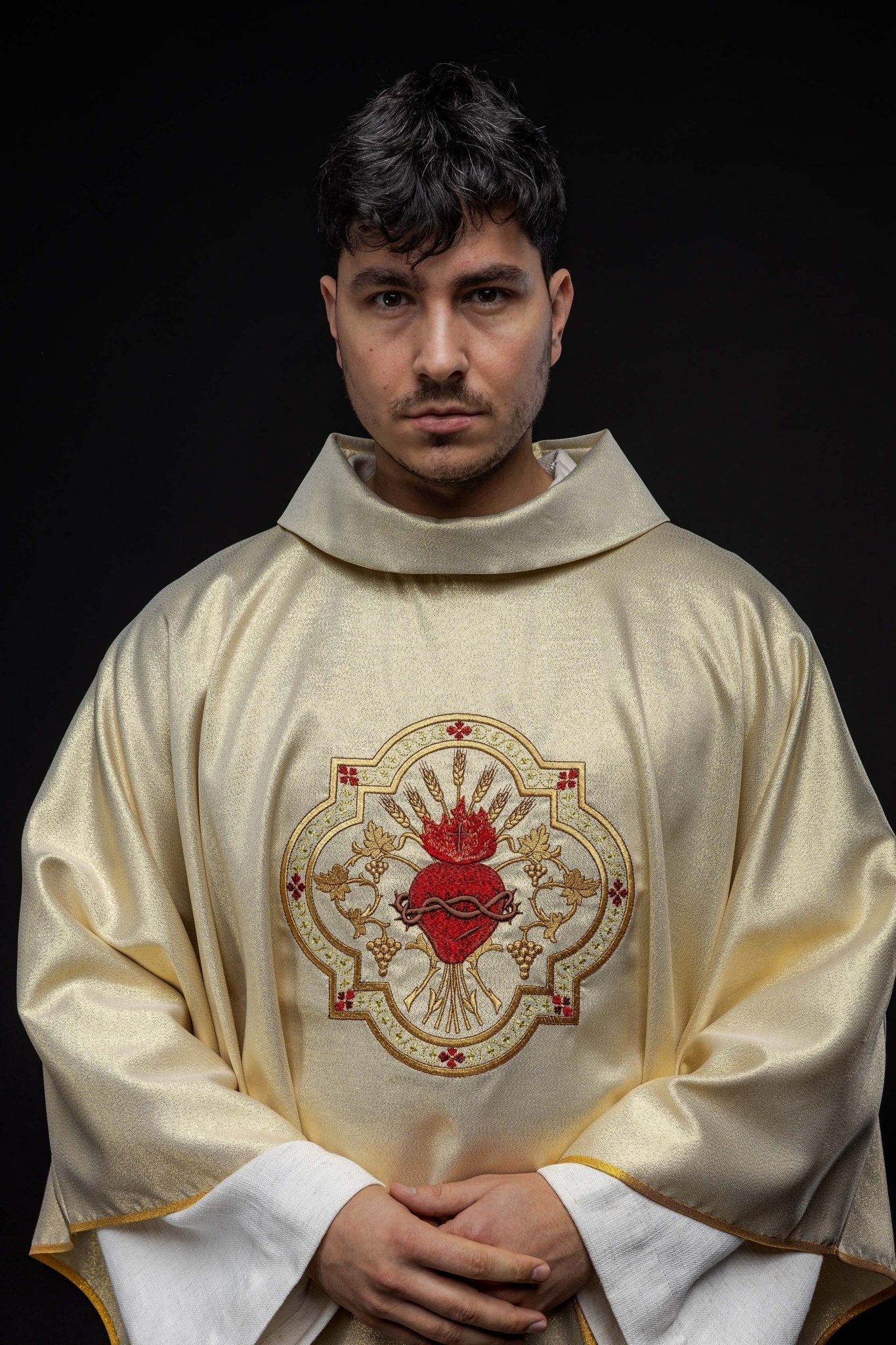 Casula dourada bordada com o motivo do Sagrado Coração de Jesus e Cálice