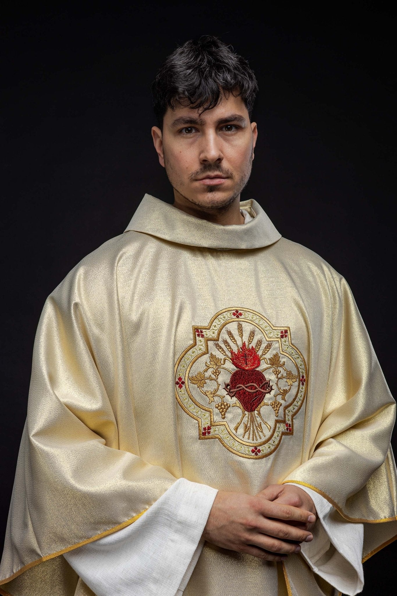Casula dourada bordada com o motivo do Sagrado Coração de Jesus e Cálice