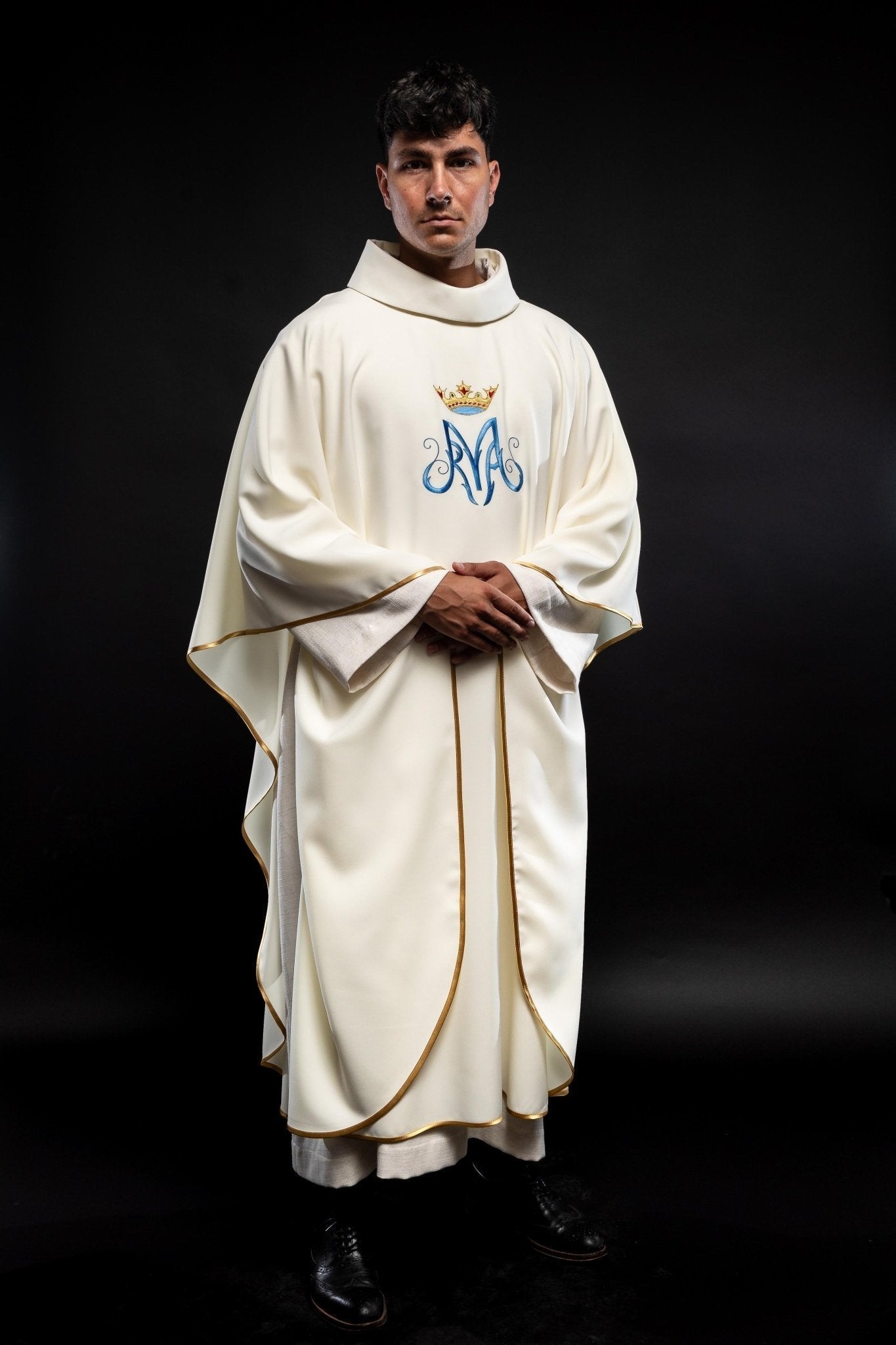 Casula mariana creme com bordado dourado e azul
