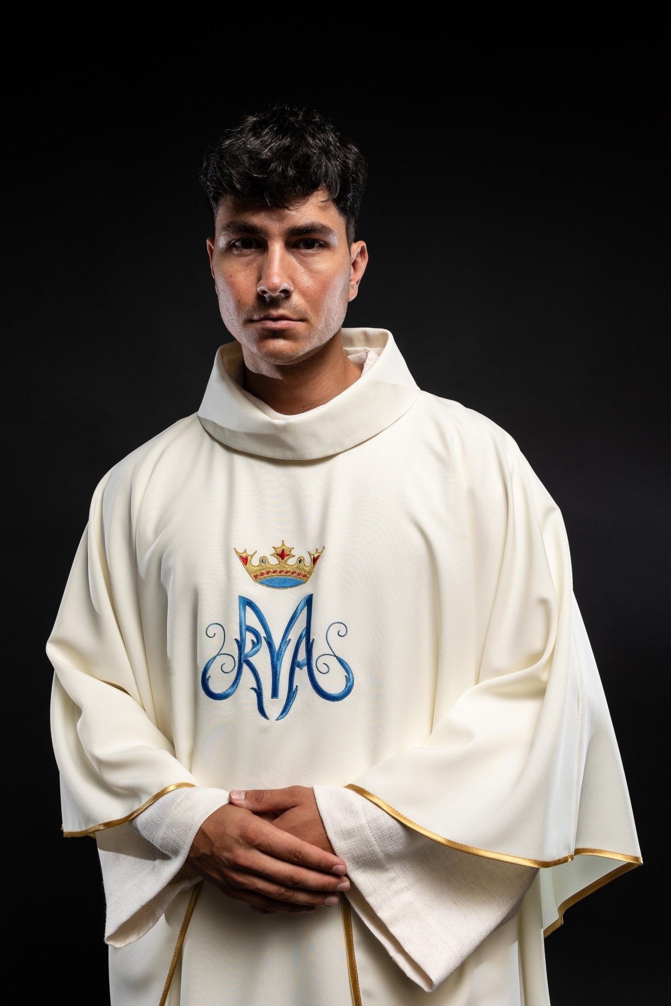 Casula mariana creme com bordado dourado e azul