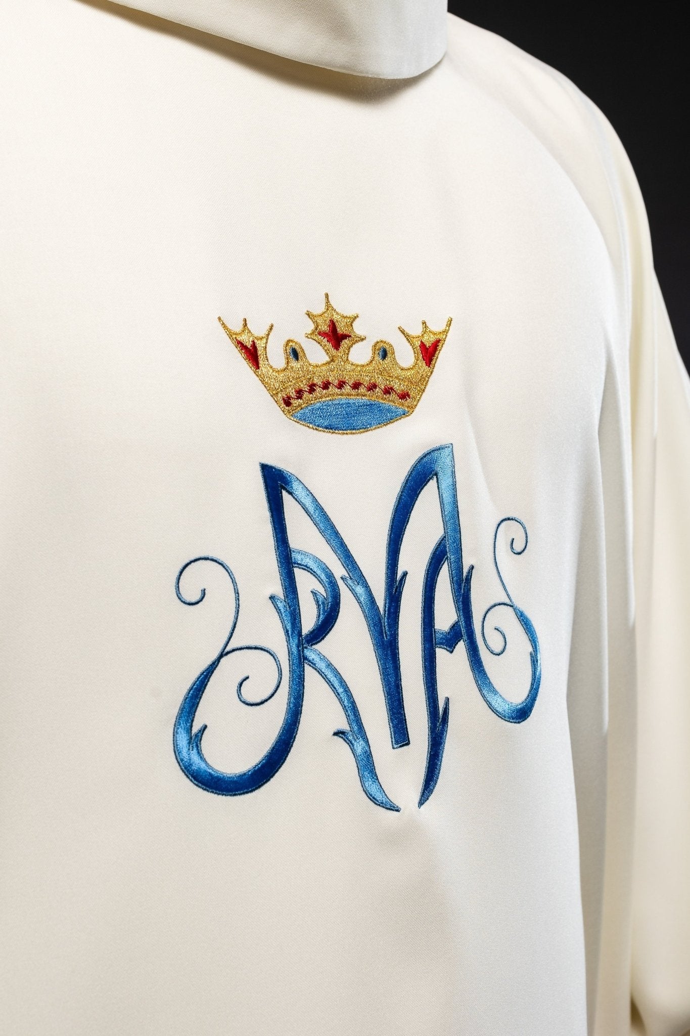 Casula mariana creme com bordado dourado e azul