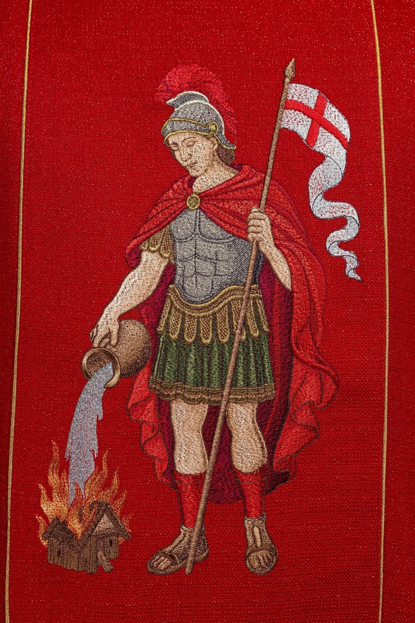 Casula ricamente bordada com imagem de São Floriano