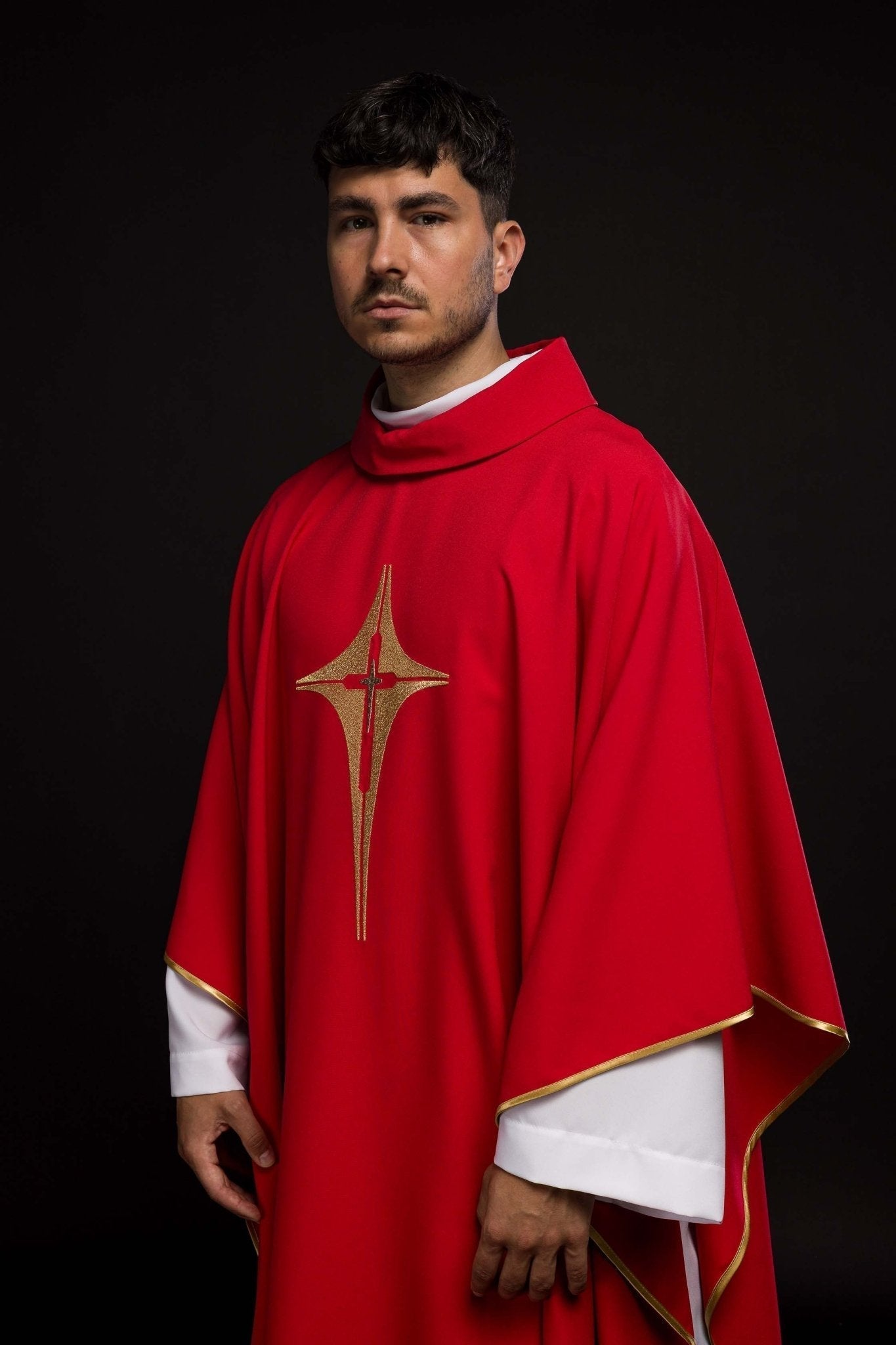 Casula vermelha bordada com motivo de cruz
