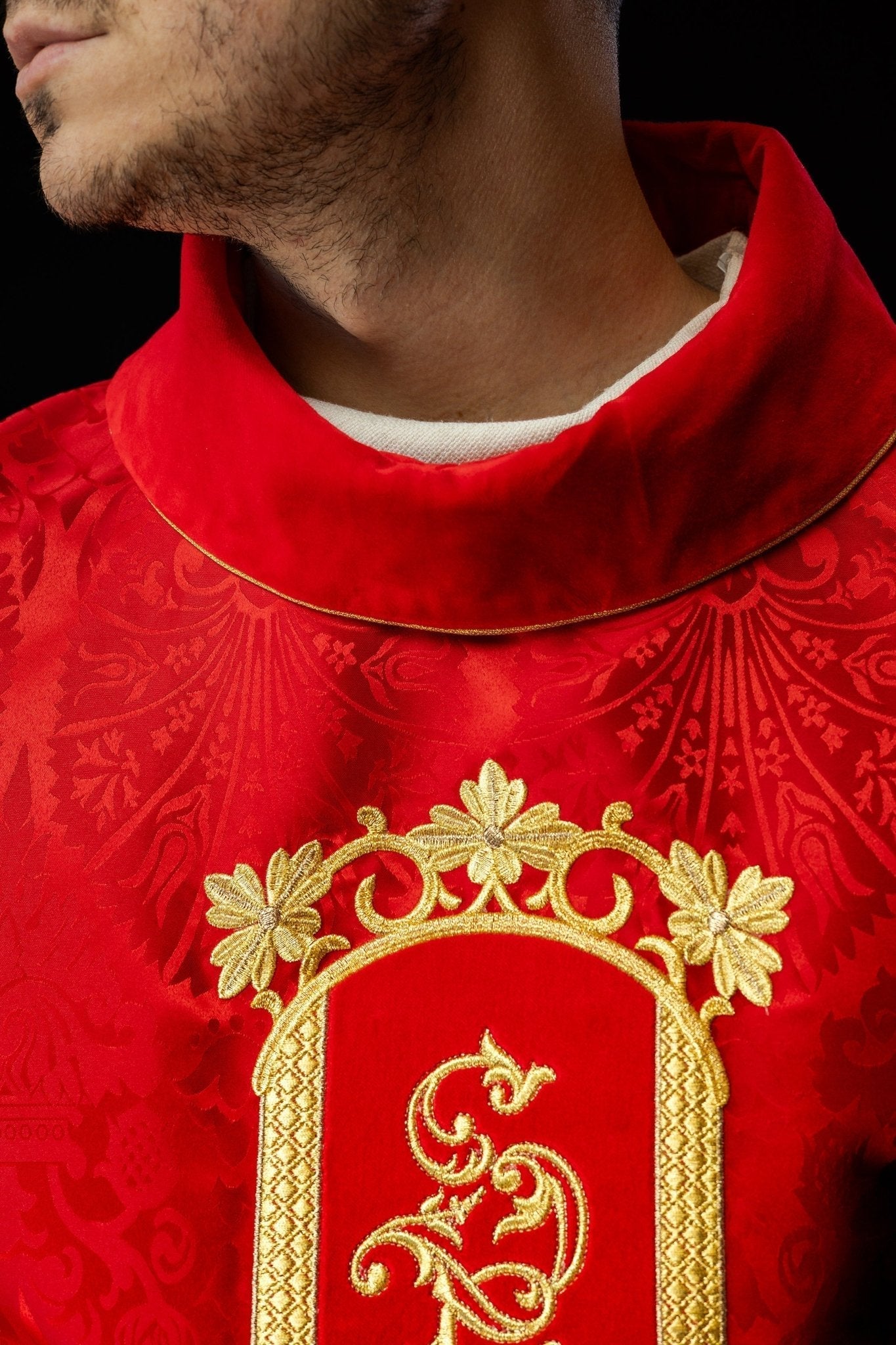 Casula vermelha bordada com imagem de Jesus Cristo