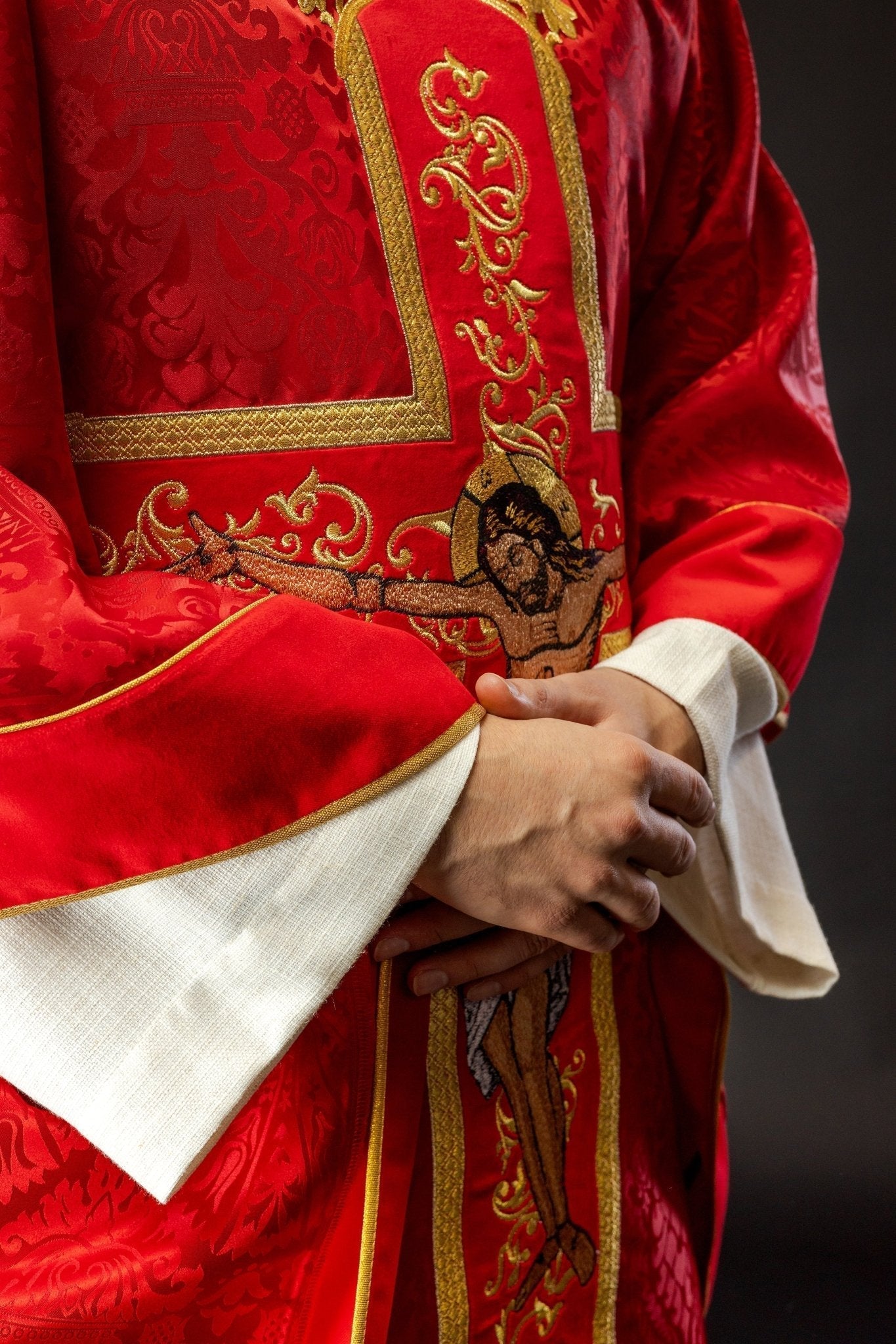 Casula vermelha bordada com imagem de Jesus Cristo