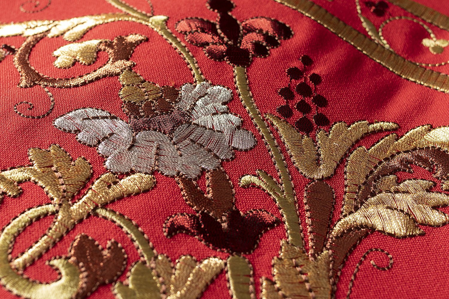 Casula romana vermelha bordada com motivo IHS - chasubles.com.br