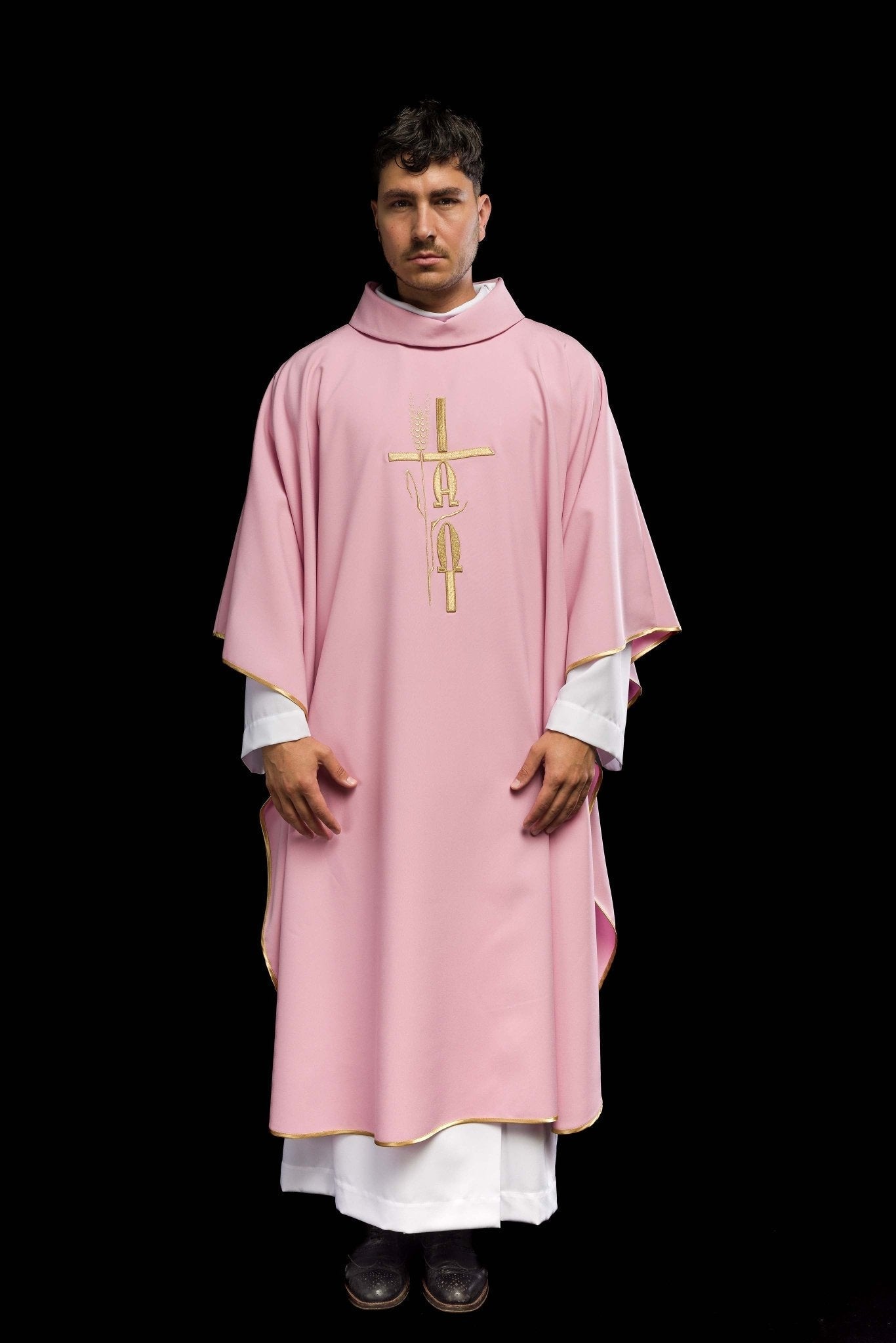Casula bordada Cruz e IHS rosa