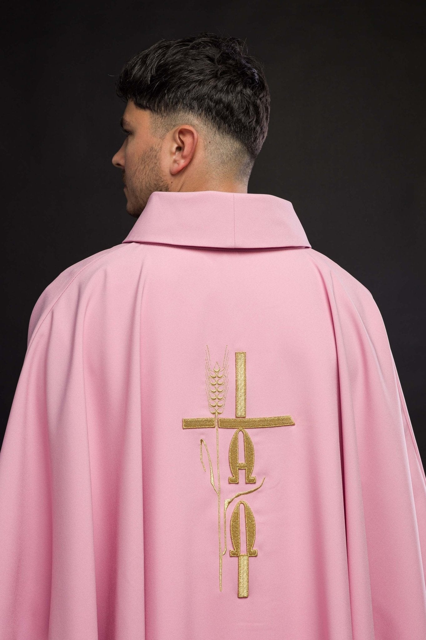 Casula bordada Cruz e IHS rosa