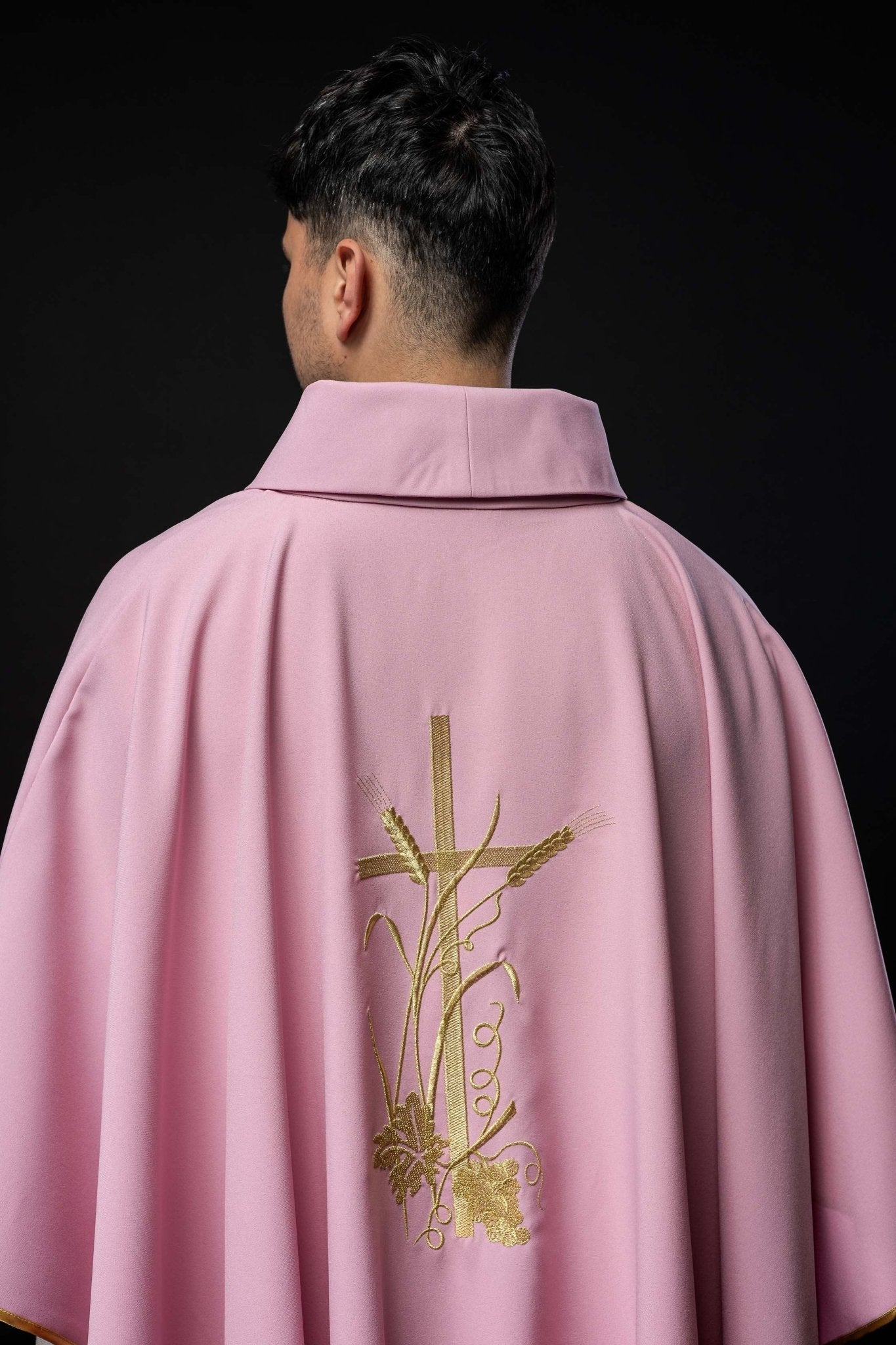 Casula rosa com bordado dourado PAX
