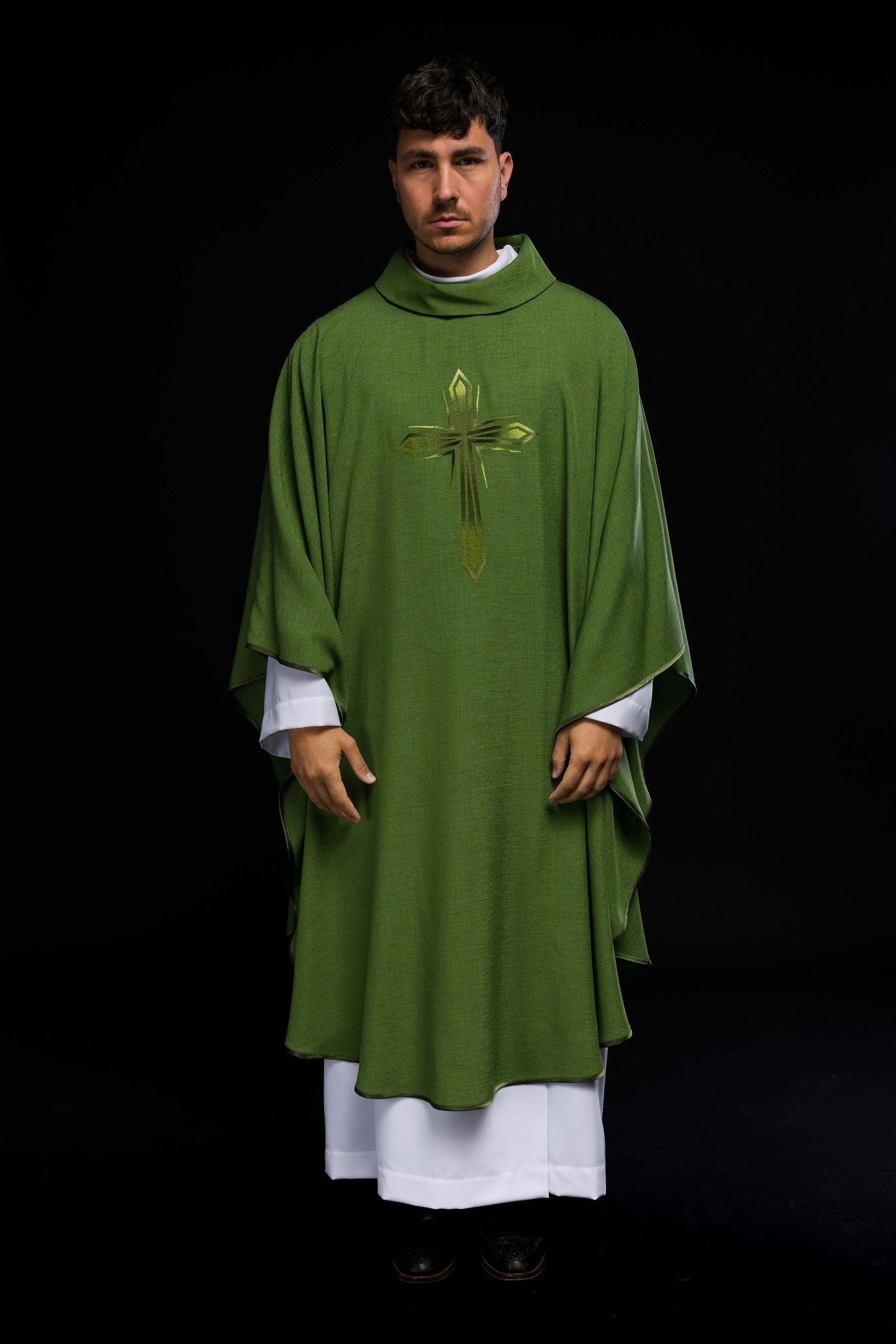 Casula verde com cruz bordada